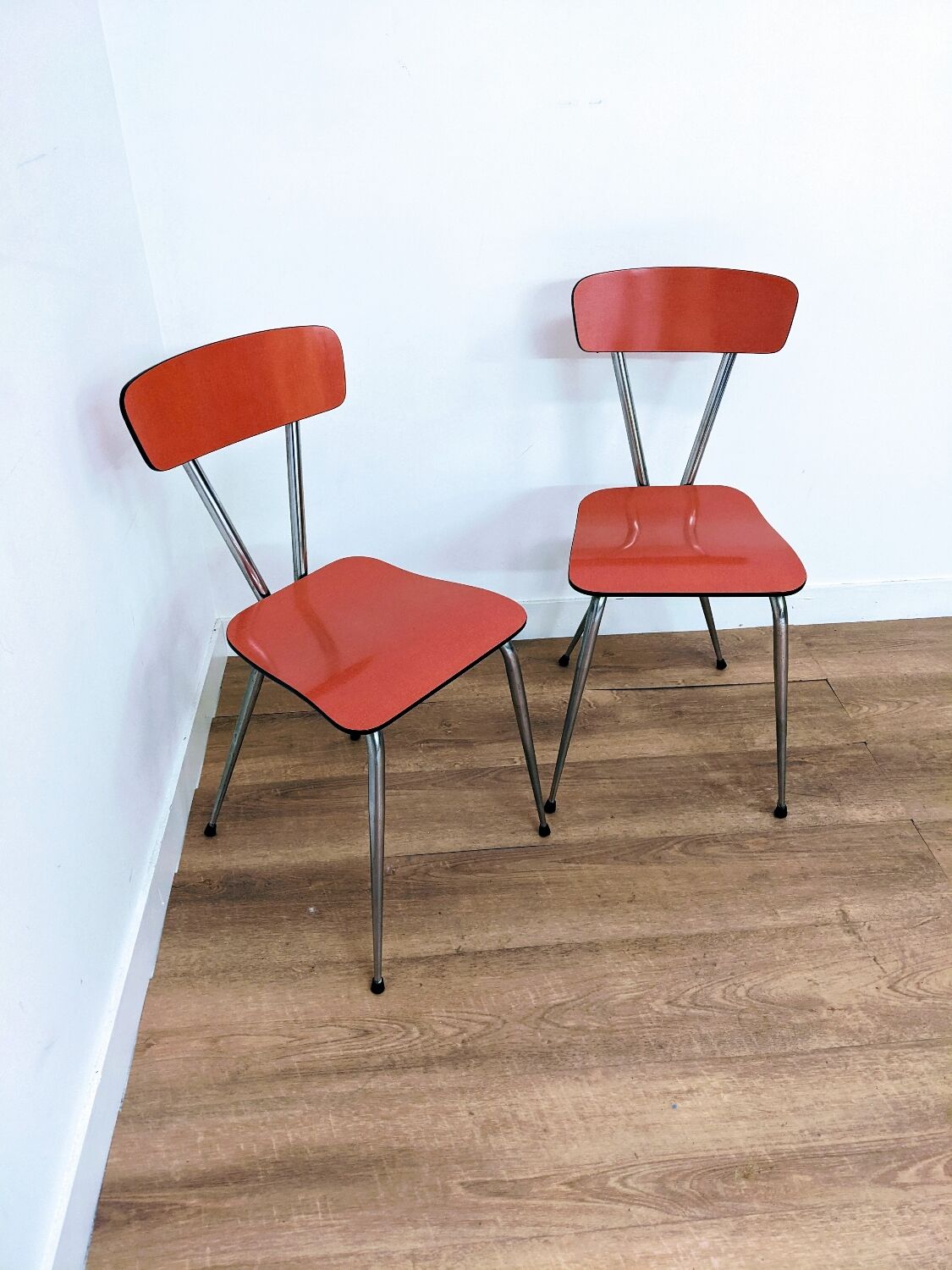 Paire de chaises en formica rouge