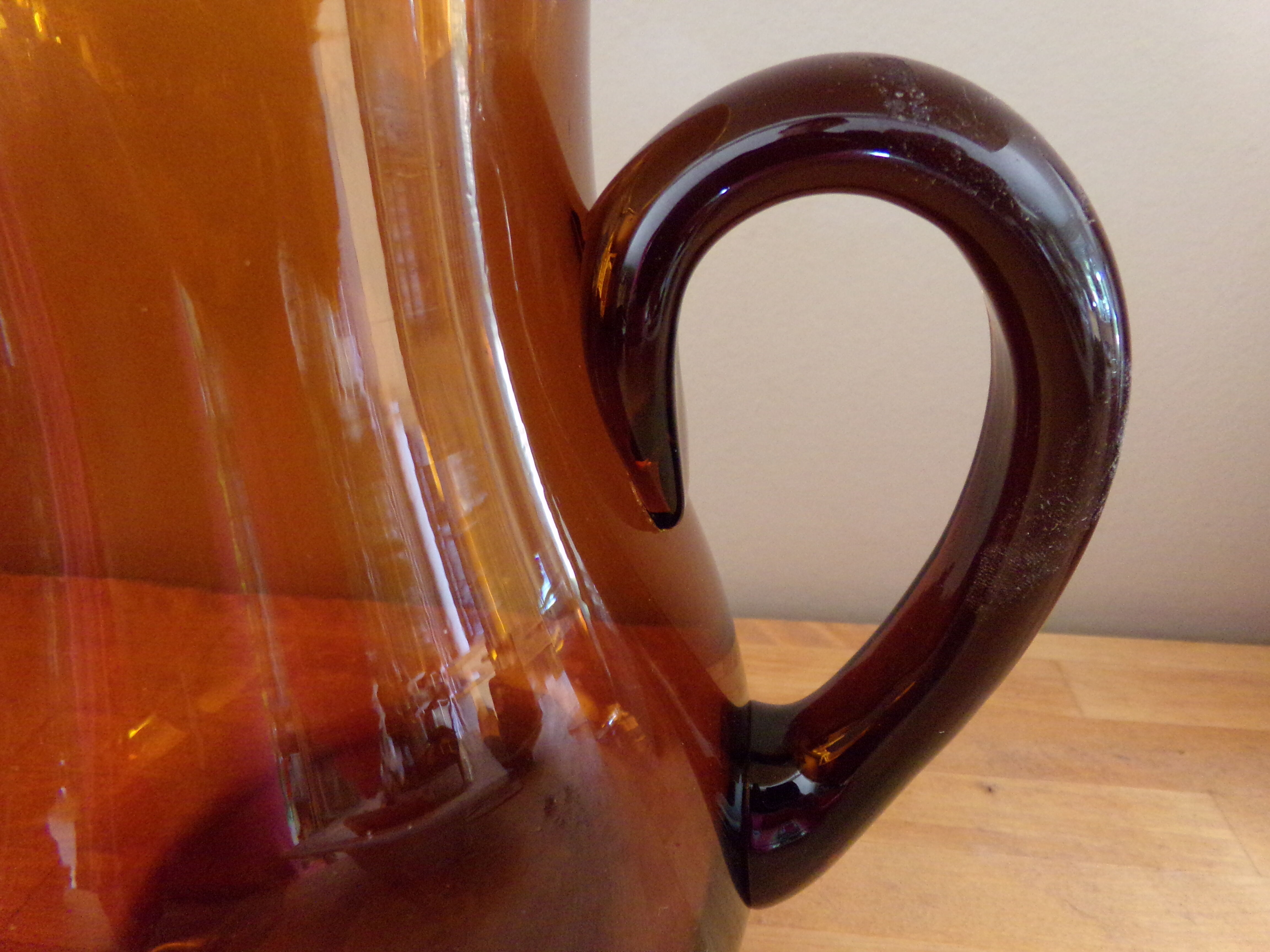Carafe en verre couleur ambré