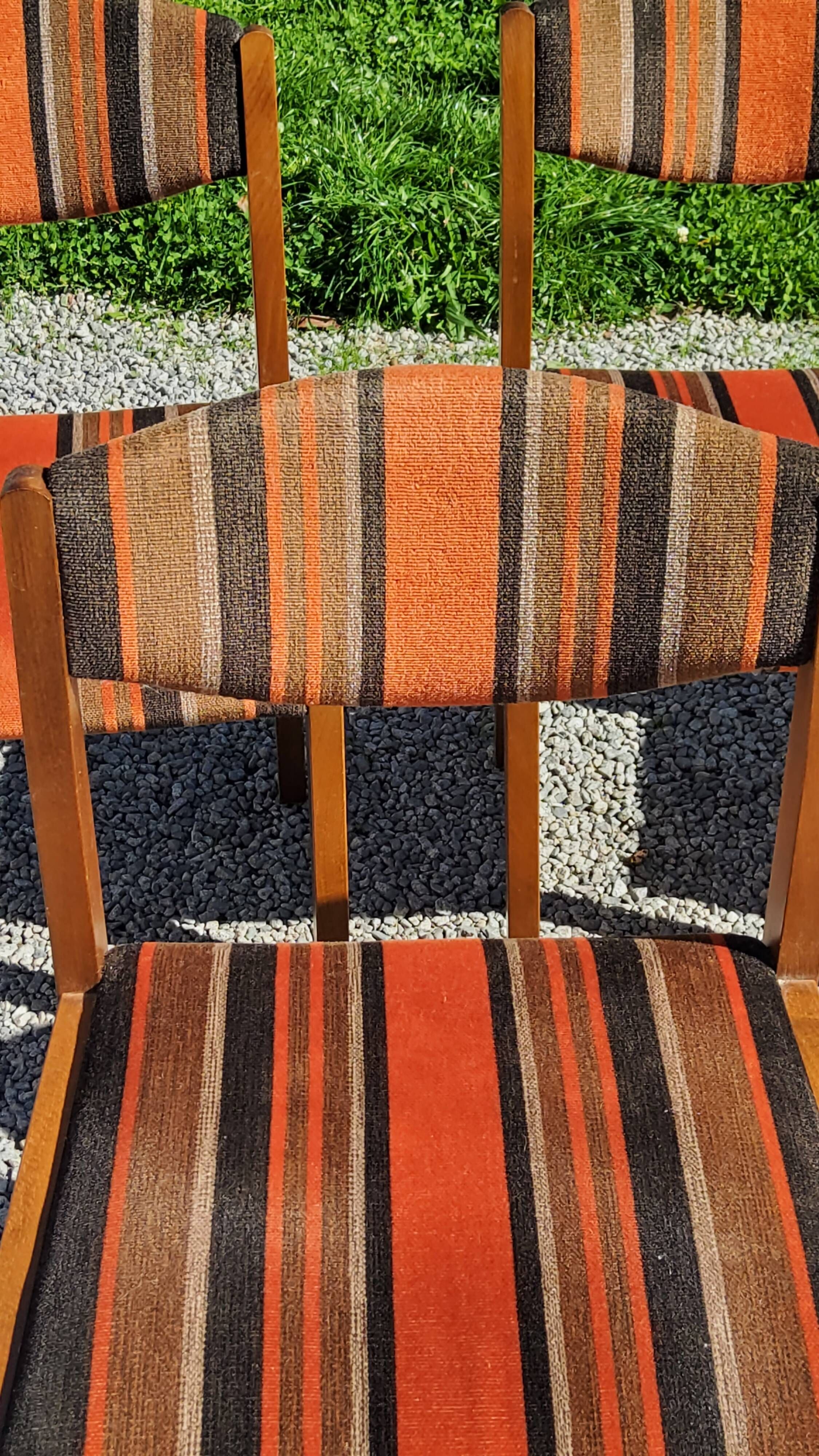 Set of 5 70s designer chairs in beech and orange and brown velvet Self éditeur