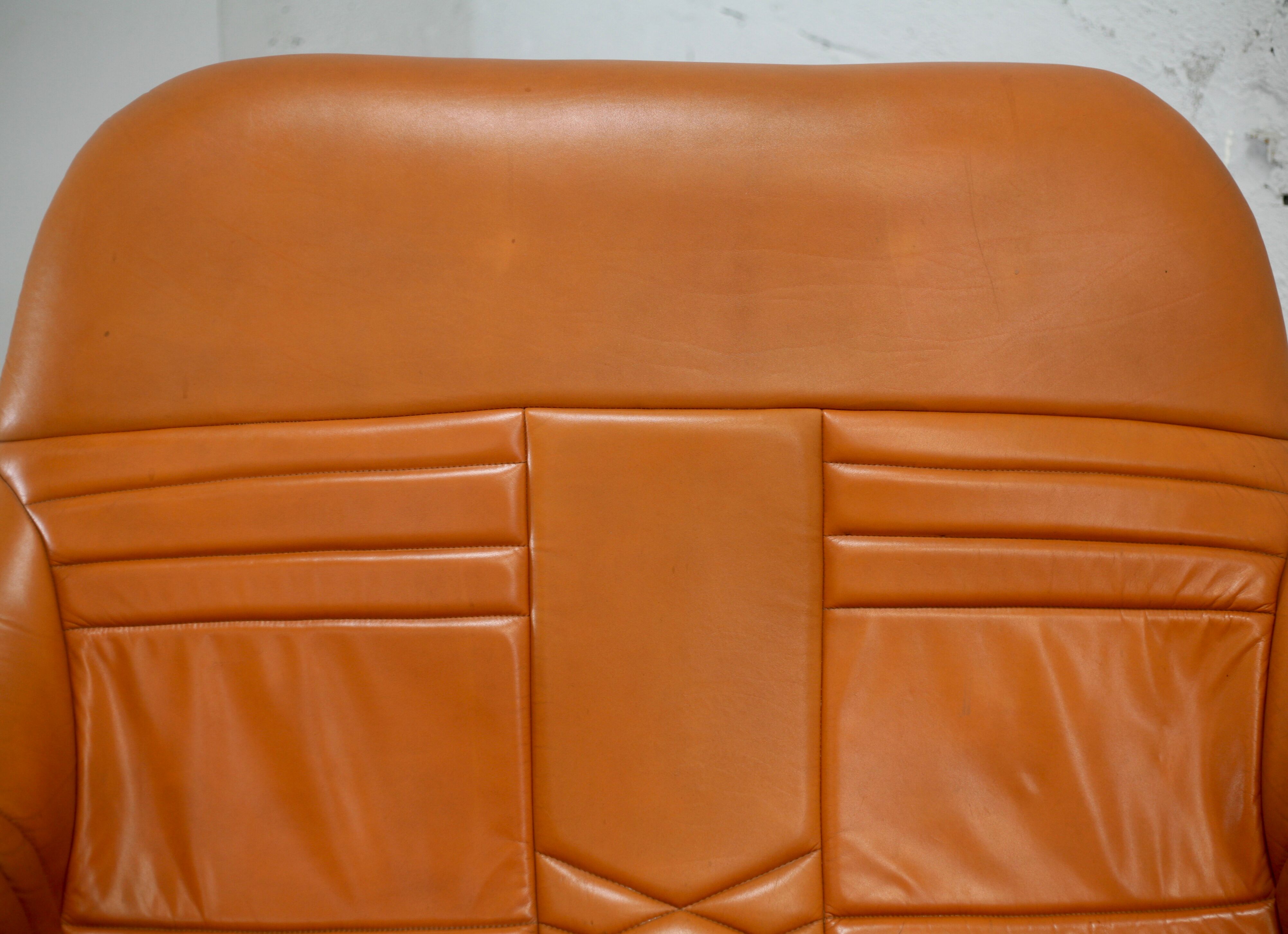 Sofa "space age". Leather, fiberglass, foam, steel. Circa 1970. Orange.