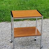 Desserte roulante design des années 70 en métal chromé et doubles plateaux placage formica bois