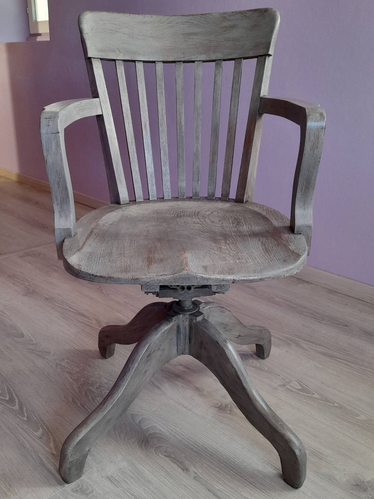 Fauteuil de bureau pivotant en bois laqué gris