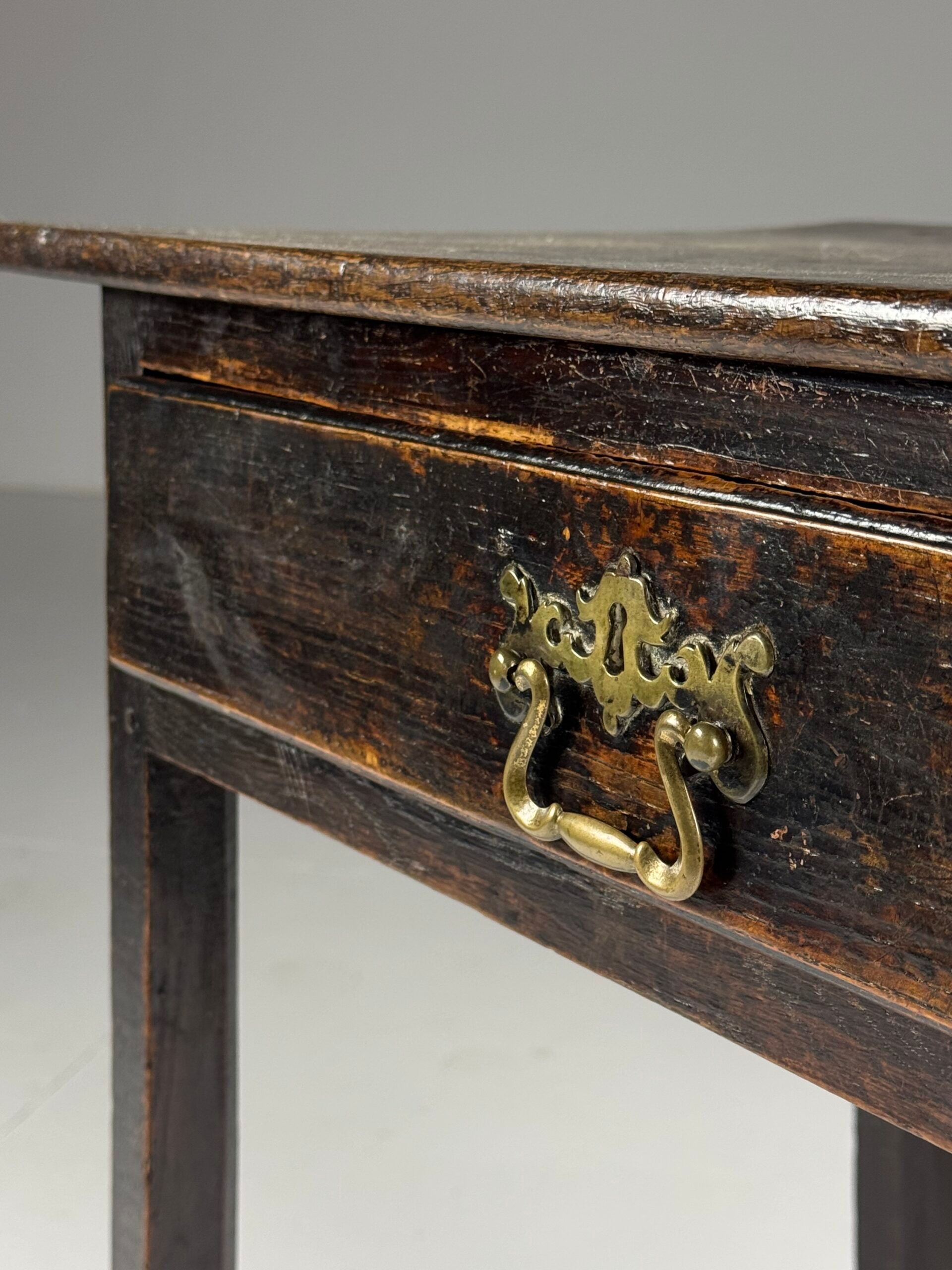 Table anglaise du XVIIe siècle