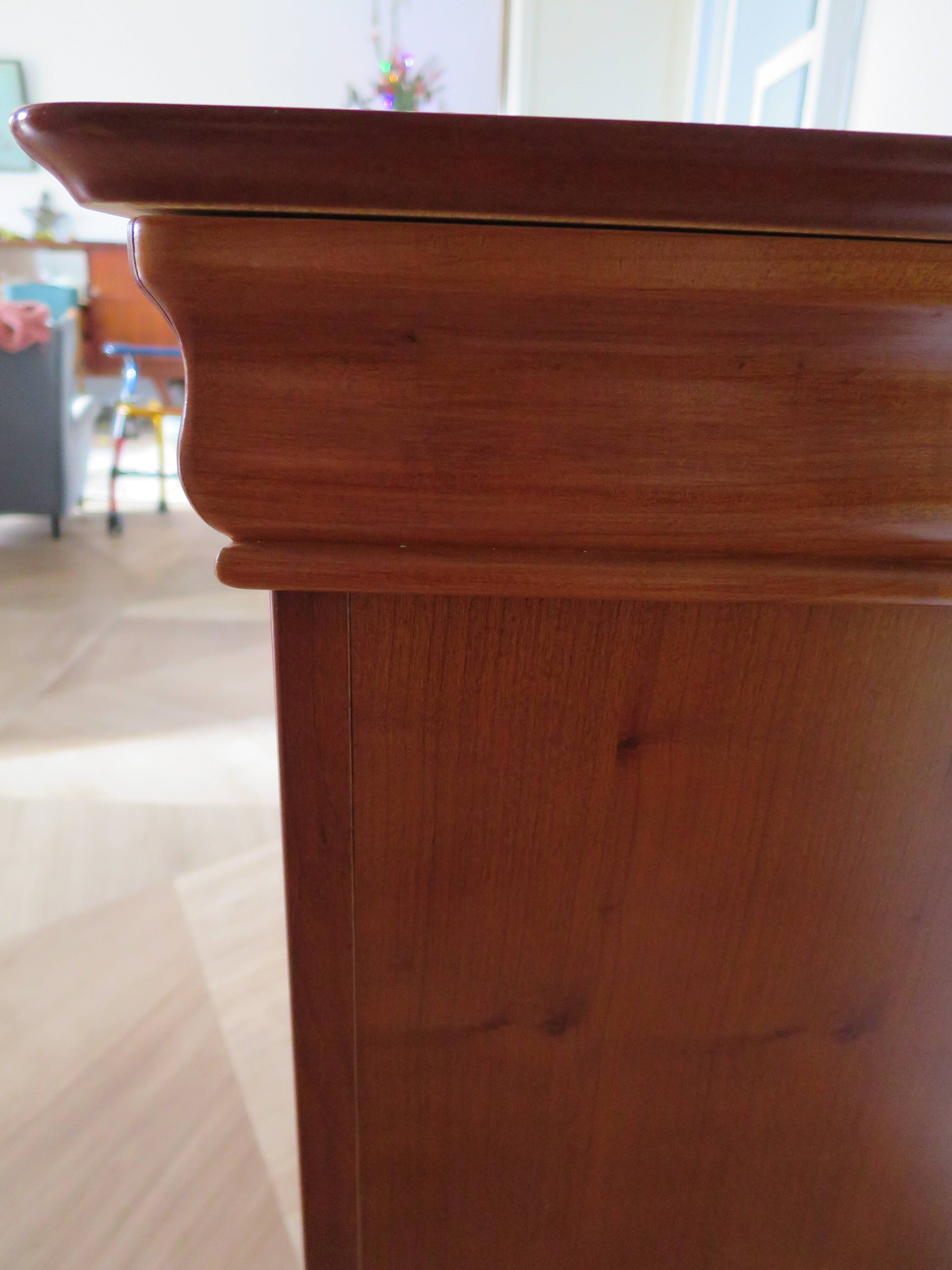 3-drawer chest of drawers with sliding shelf - Louis Philippe style - cherry color