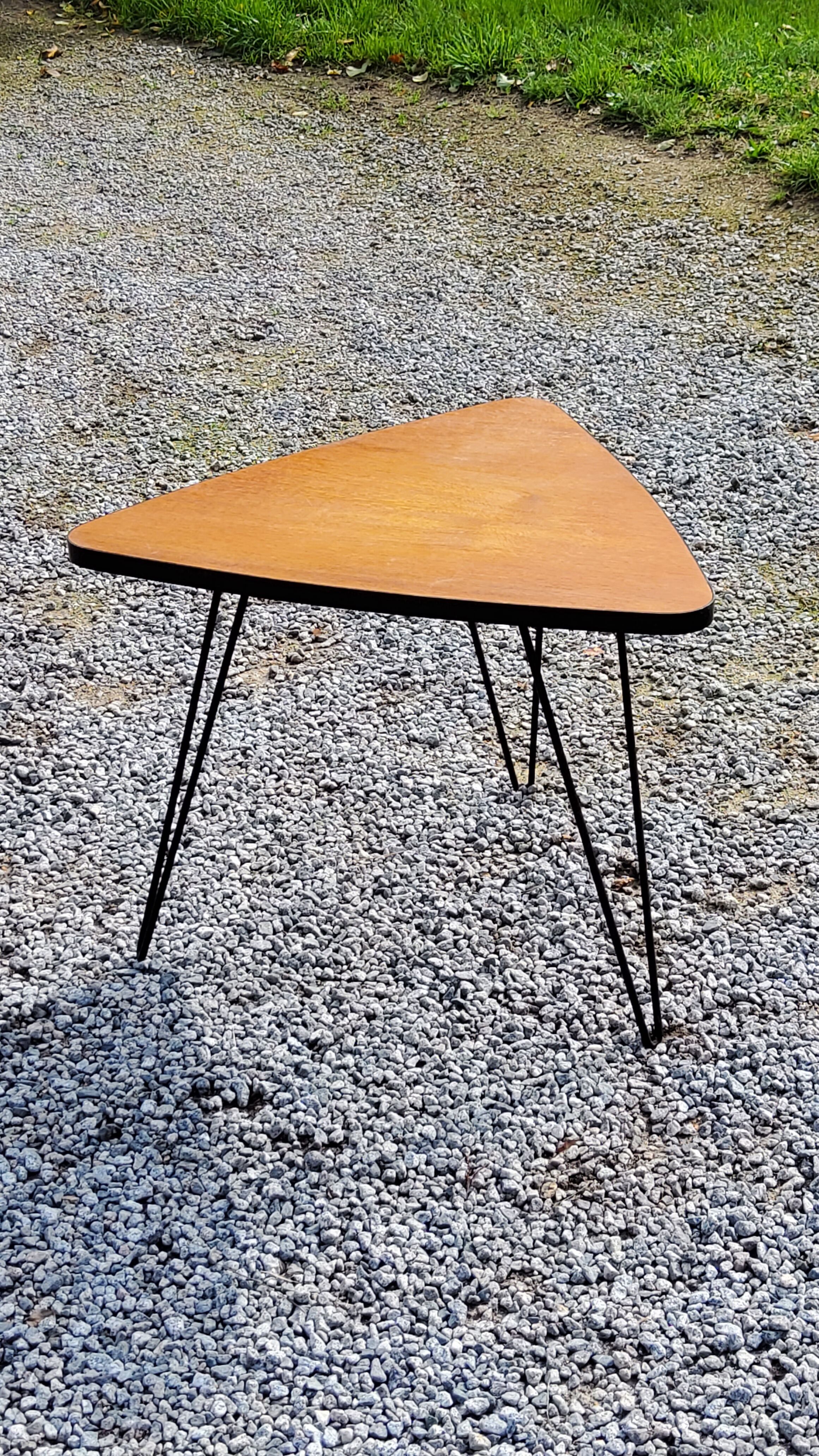 Triangle coffee table in golden blond oak base full iron of the 50s