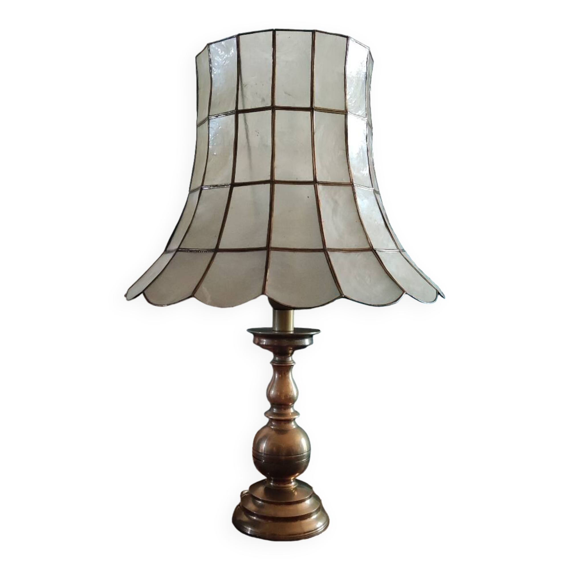 Large pagoda table lamp to place mother-of-pearl capiz brass base