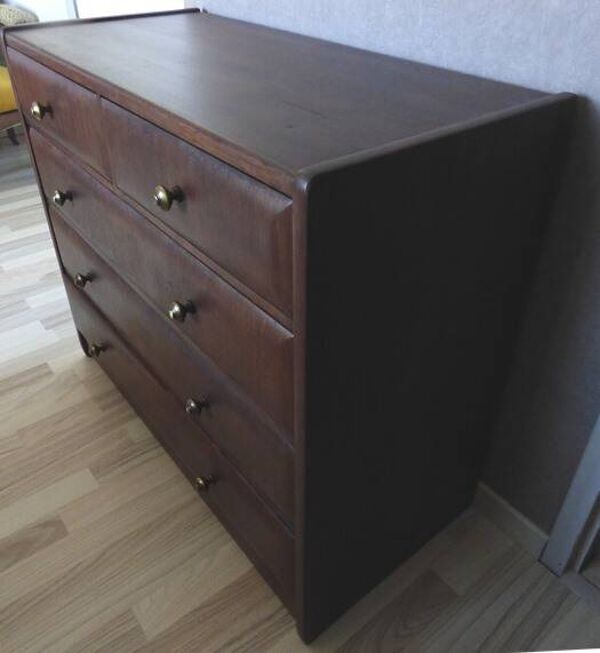 Commode ancienne années 50 à 5 tiroirs galbés montage à l’ancienne vintage et boutons laitons