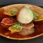 Assiette en barbotine poire en relief fin XIXème début XXème