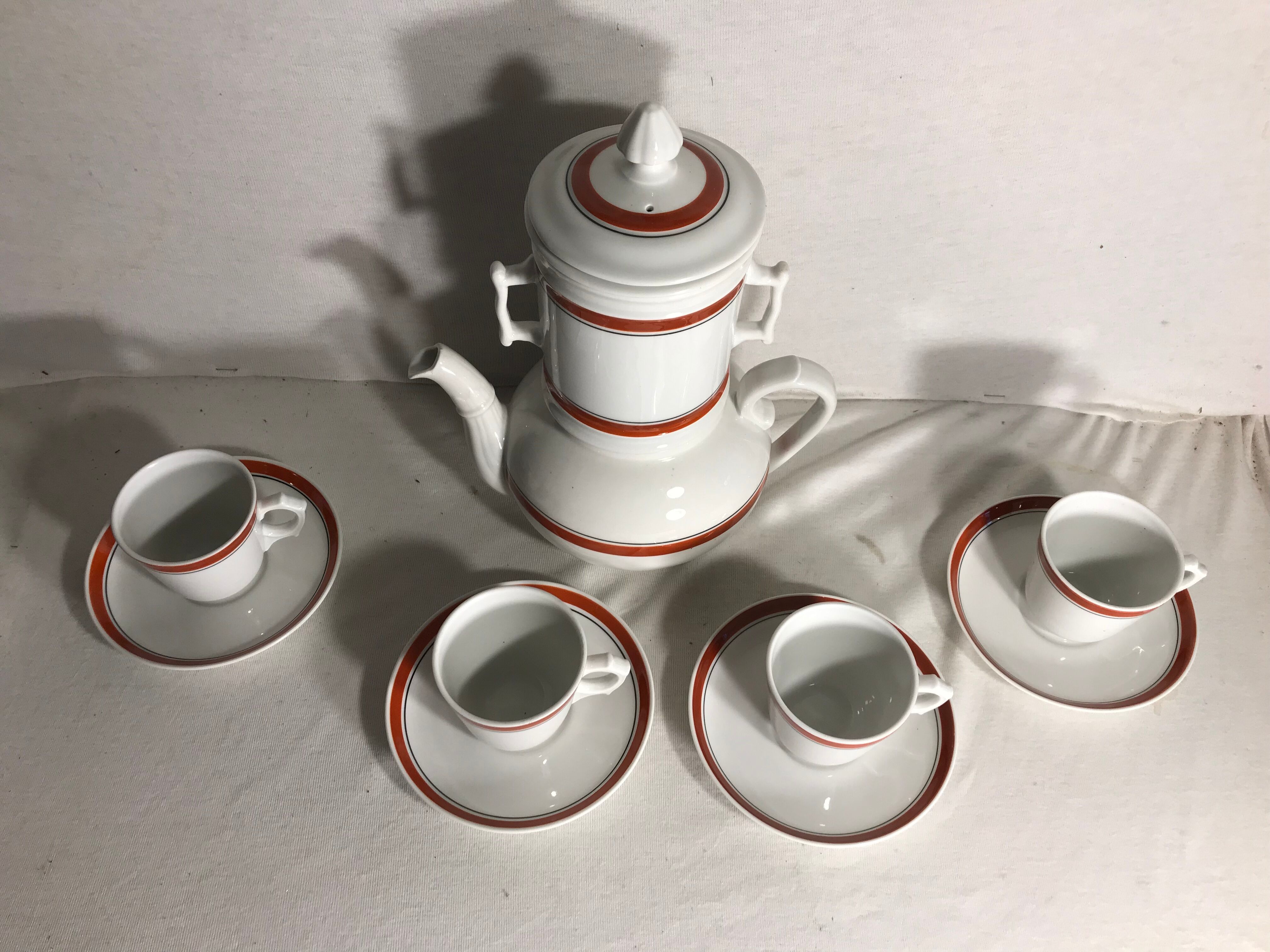 Teapot Pillivuyt and 4 vintage ceramic cups