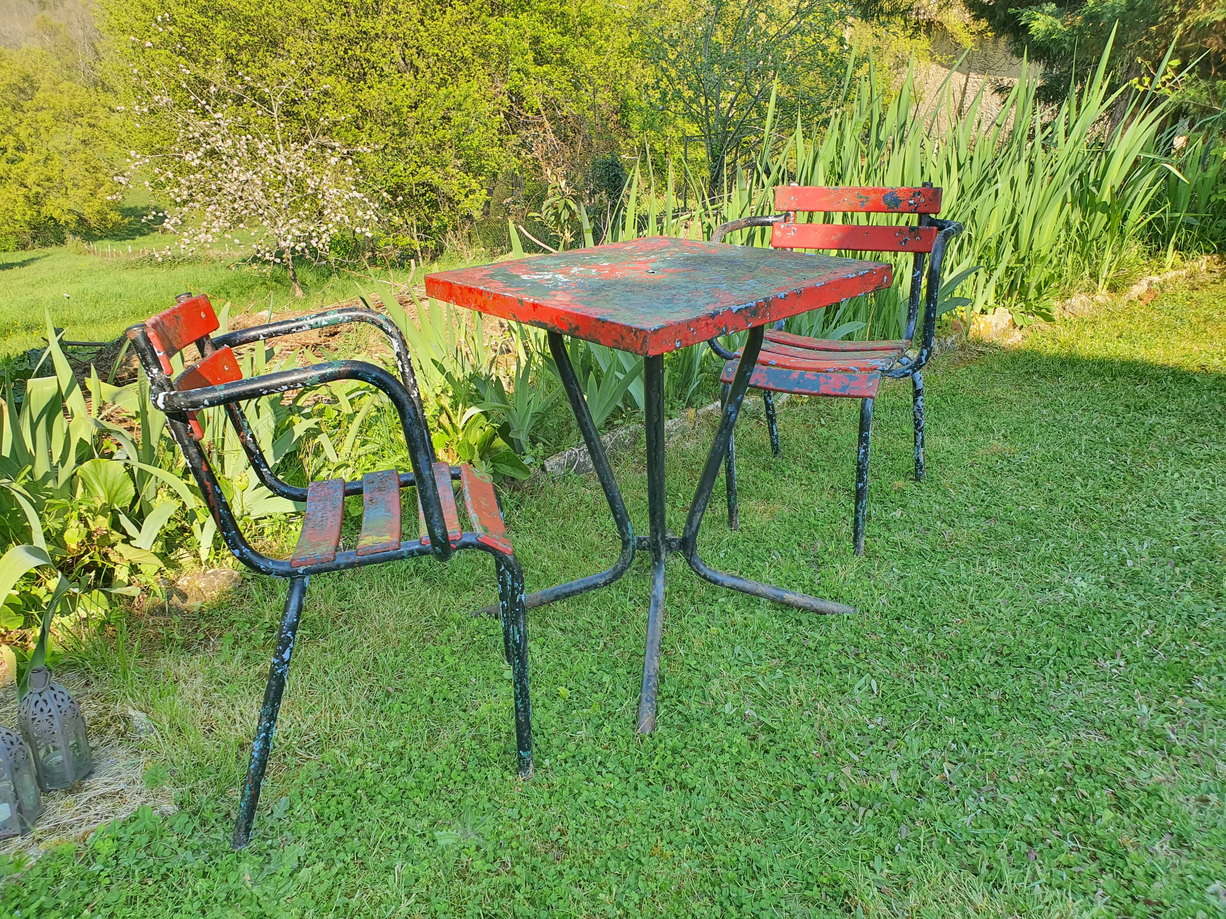 Garden table and armchairs
