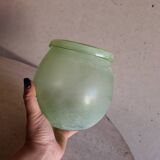 Vase ancien en verre soufflé vert