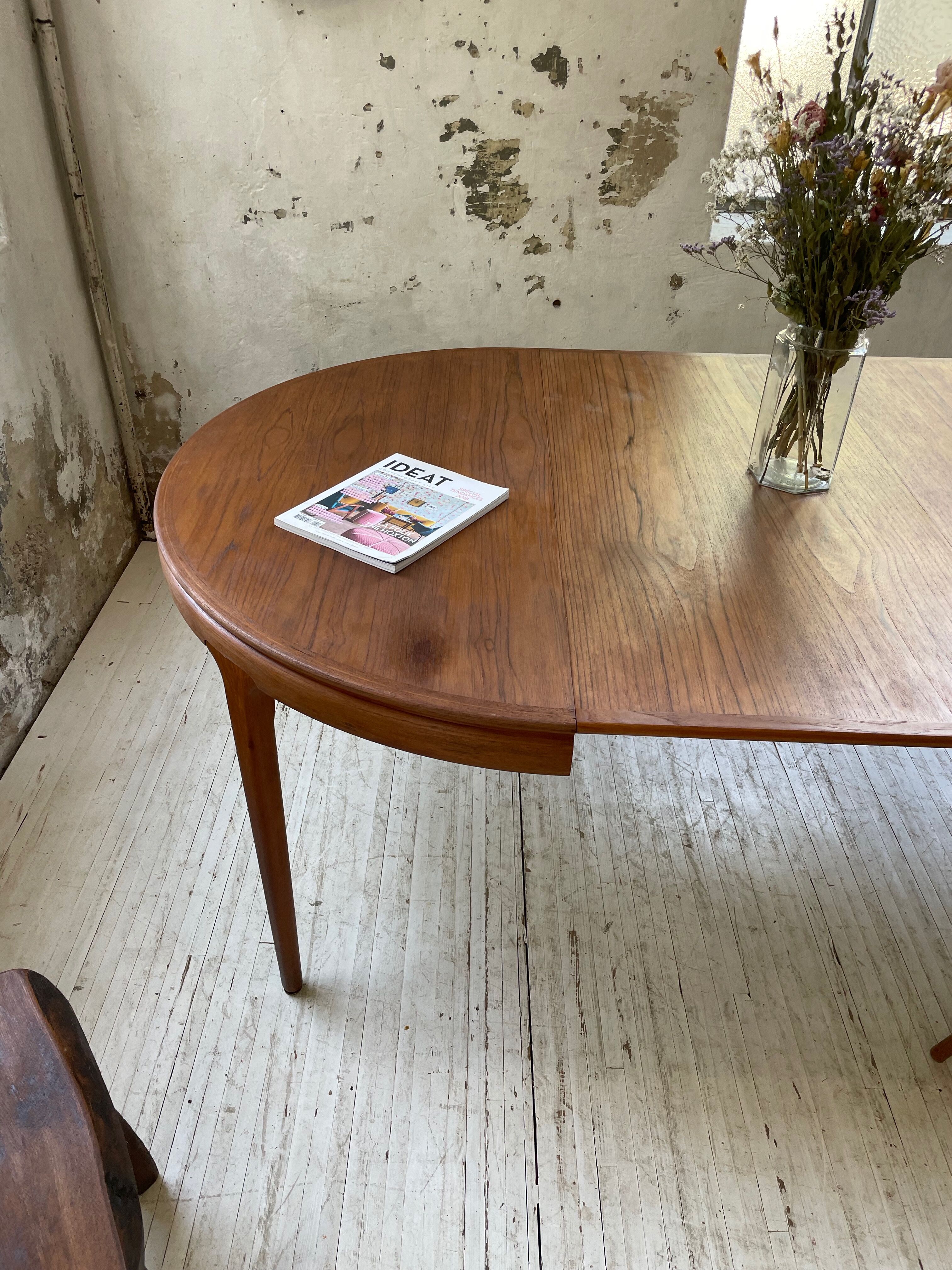 Round table 120-230 cm scandinavian samcom arne hovmand olsen