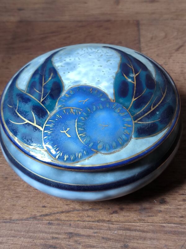 Camille THARAUD Boîte circulaire en porcelaine signée. 15 cm