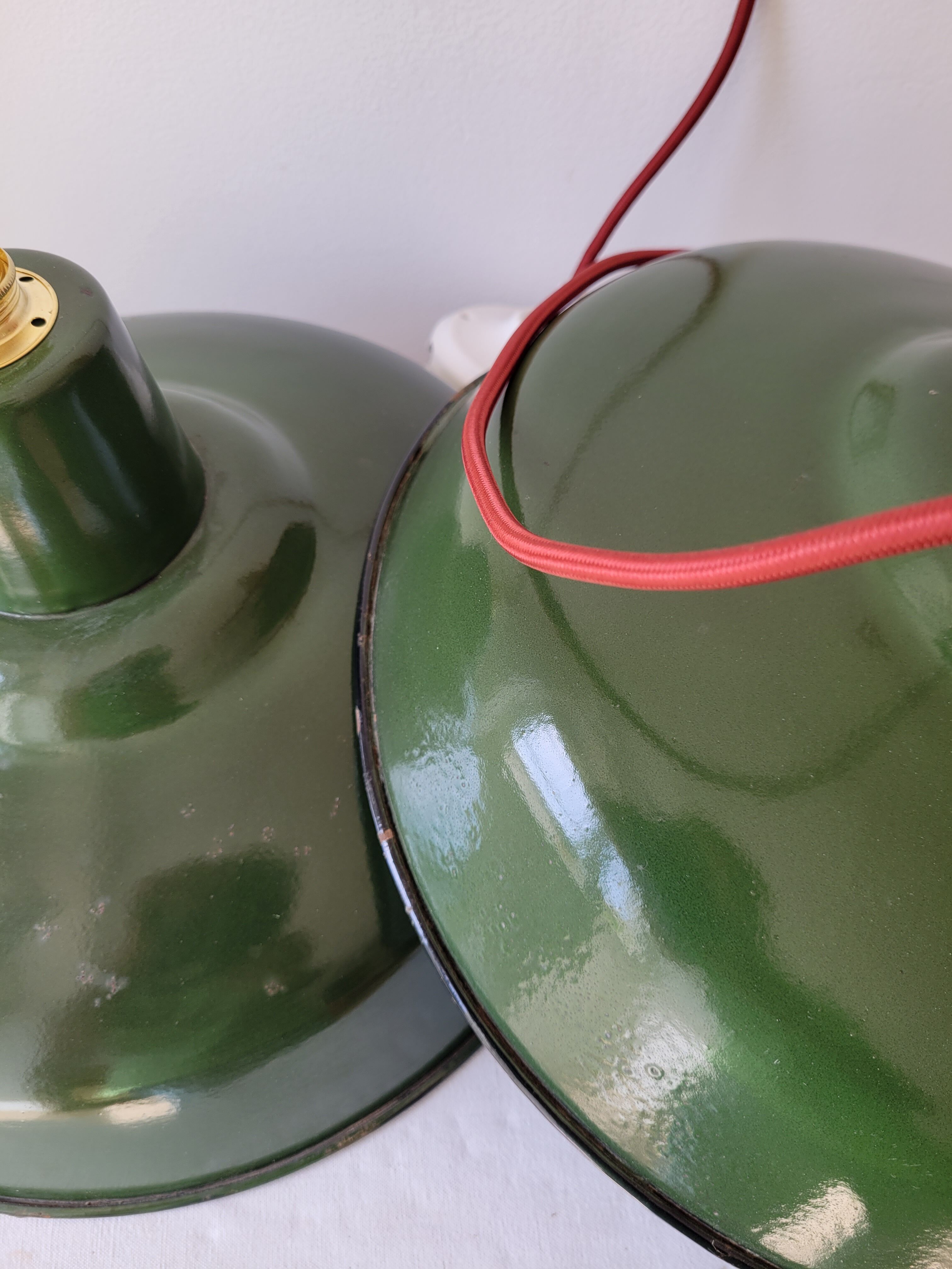 Duo of suspensions in green enamelled sheet metal