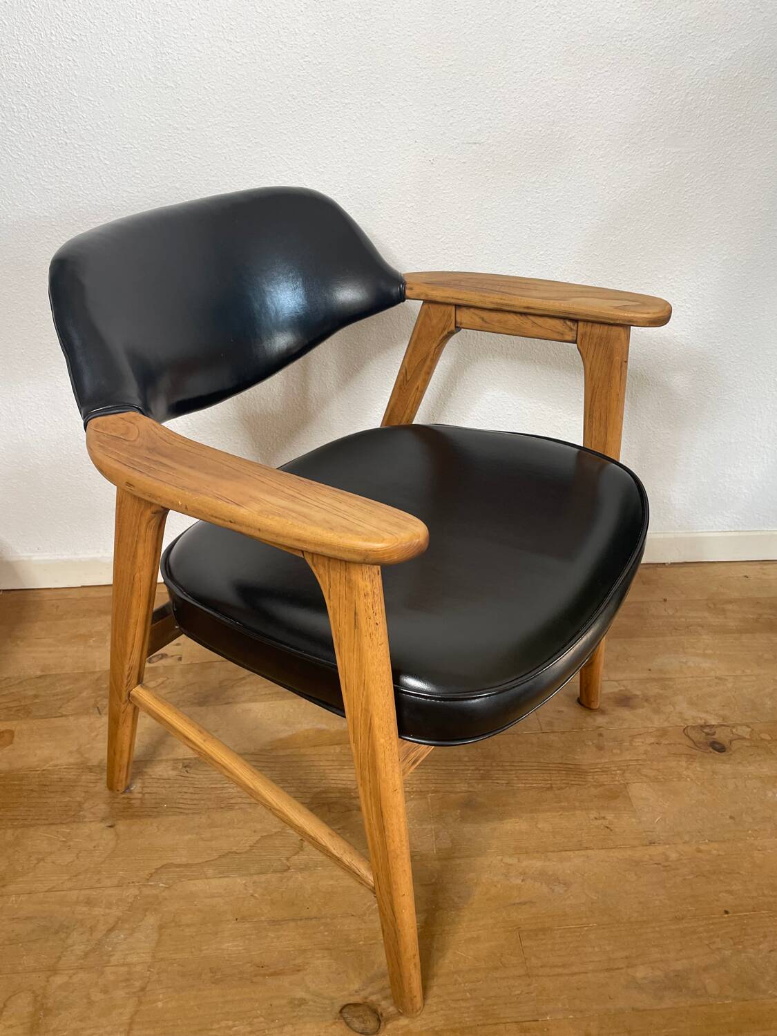 Scandinavian armchair by Erik Kirkegaard in oak and leather, 1960s