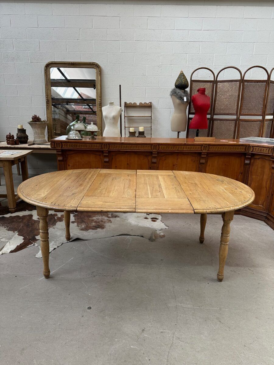 Round table in solid oak with its two extensions.