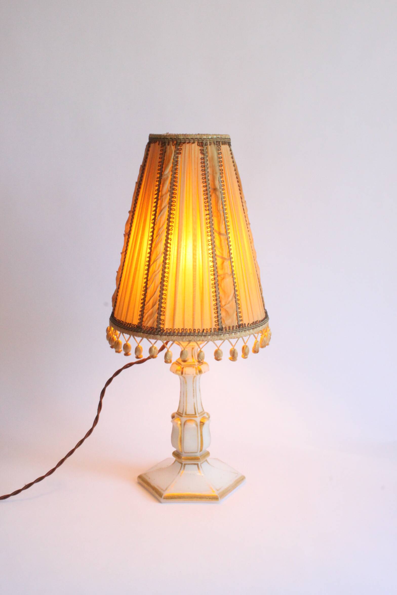 Lampe de table en verre doré opalin, années 1920