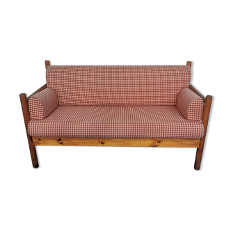 Bench in pine and gingham fabrics