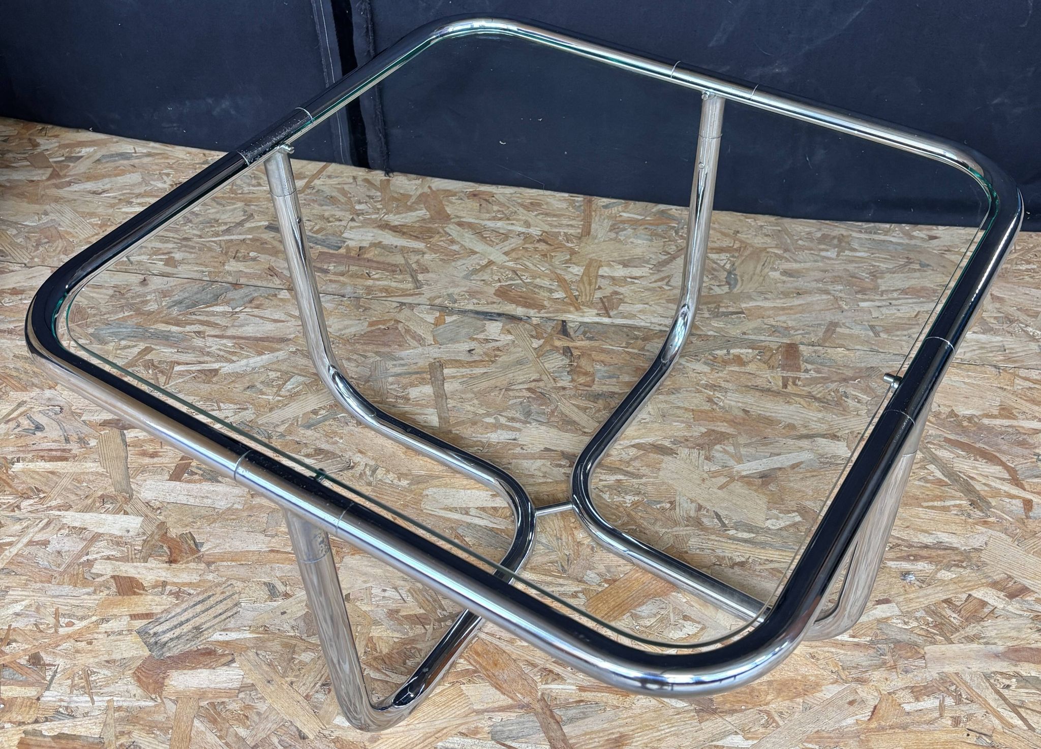 Vintage 1970s Space Age coffee table – tubular chrome & glass
