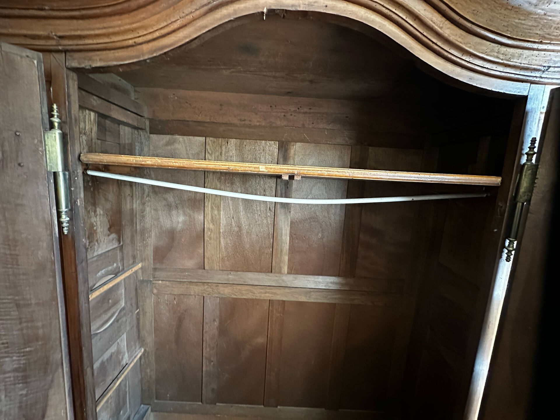 Large Alsatian Louis XV wardrobe in solid walnut – 18th century