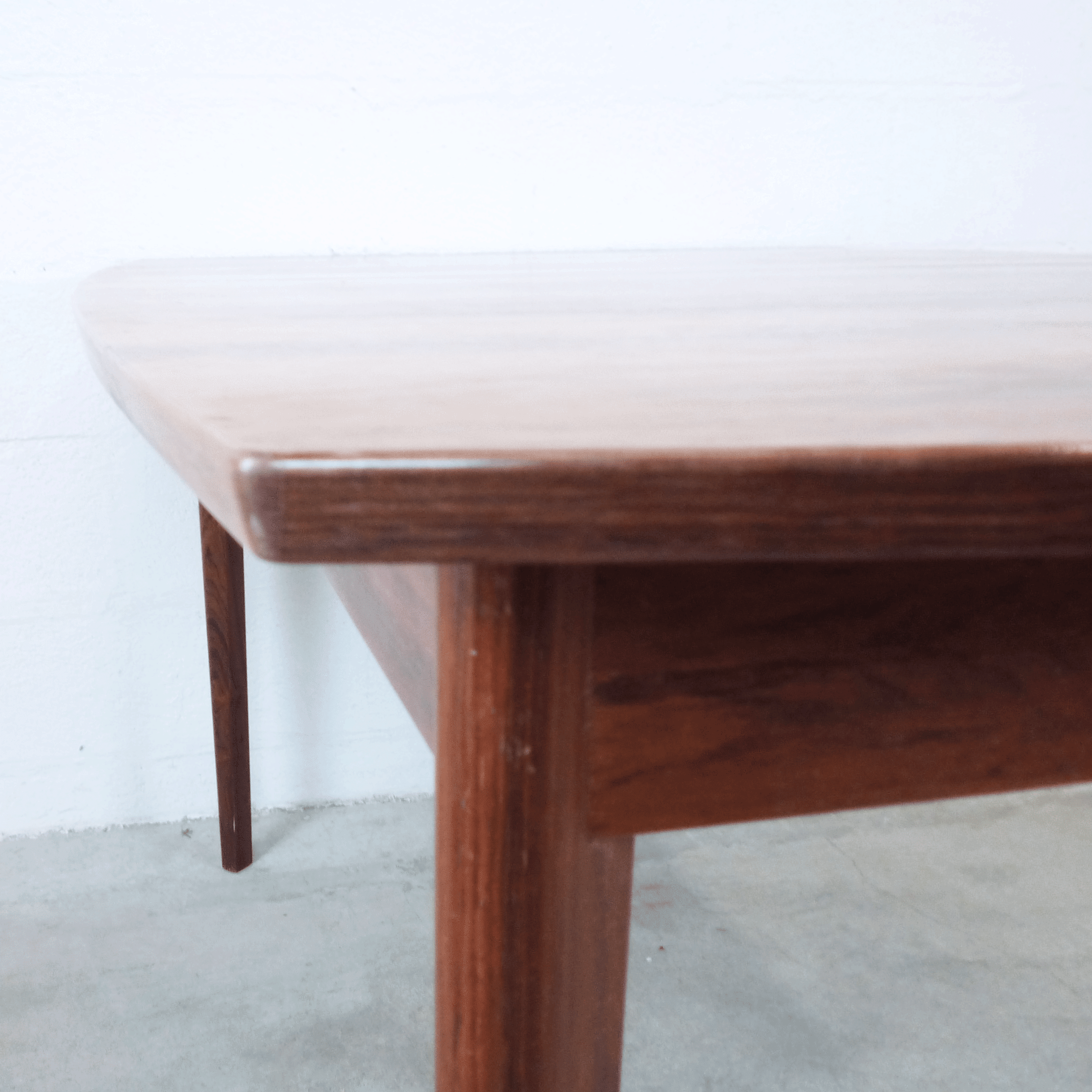 Extendable dining table in rosewood