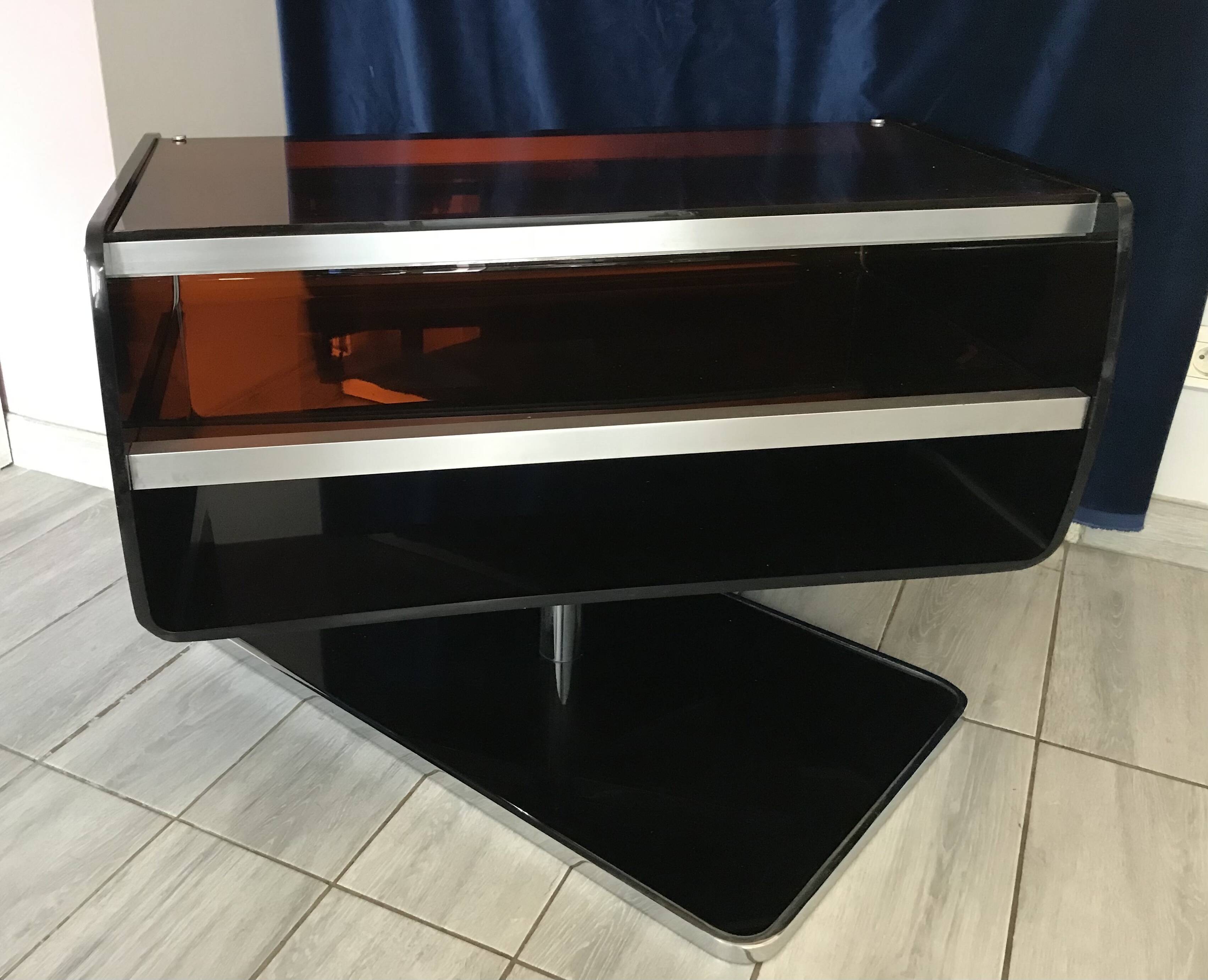 Meuble de TV pivotant en plexiglas fumé