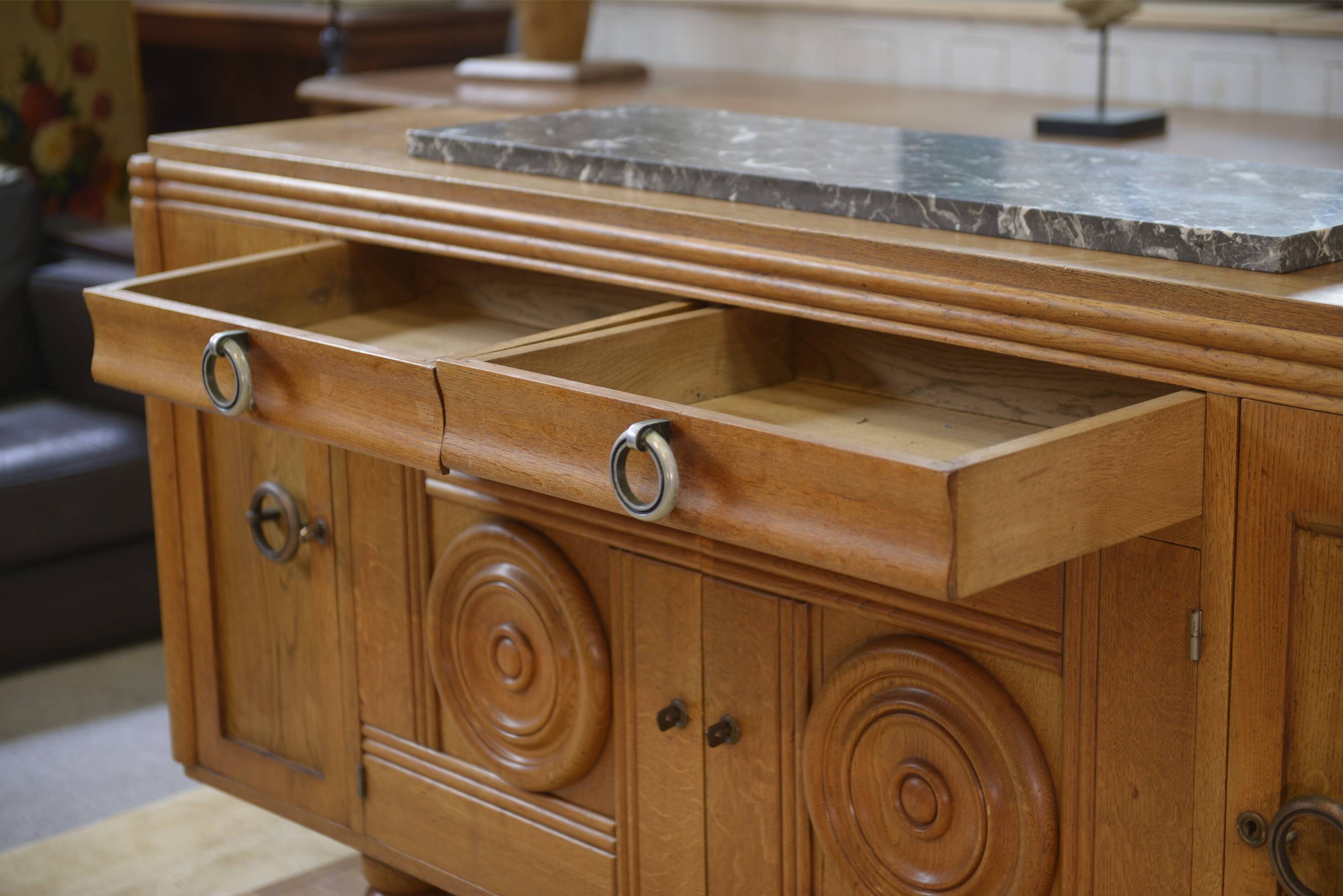 Buffet en chêne dans le goût de Charles Dudouyt 1930’s