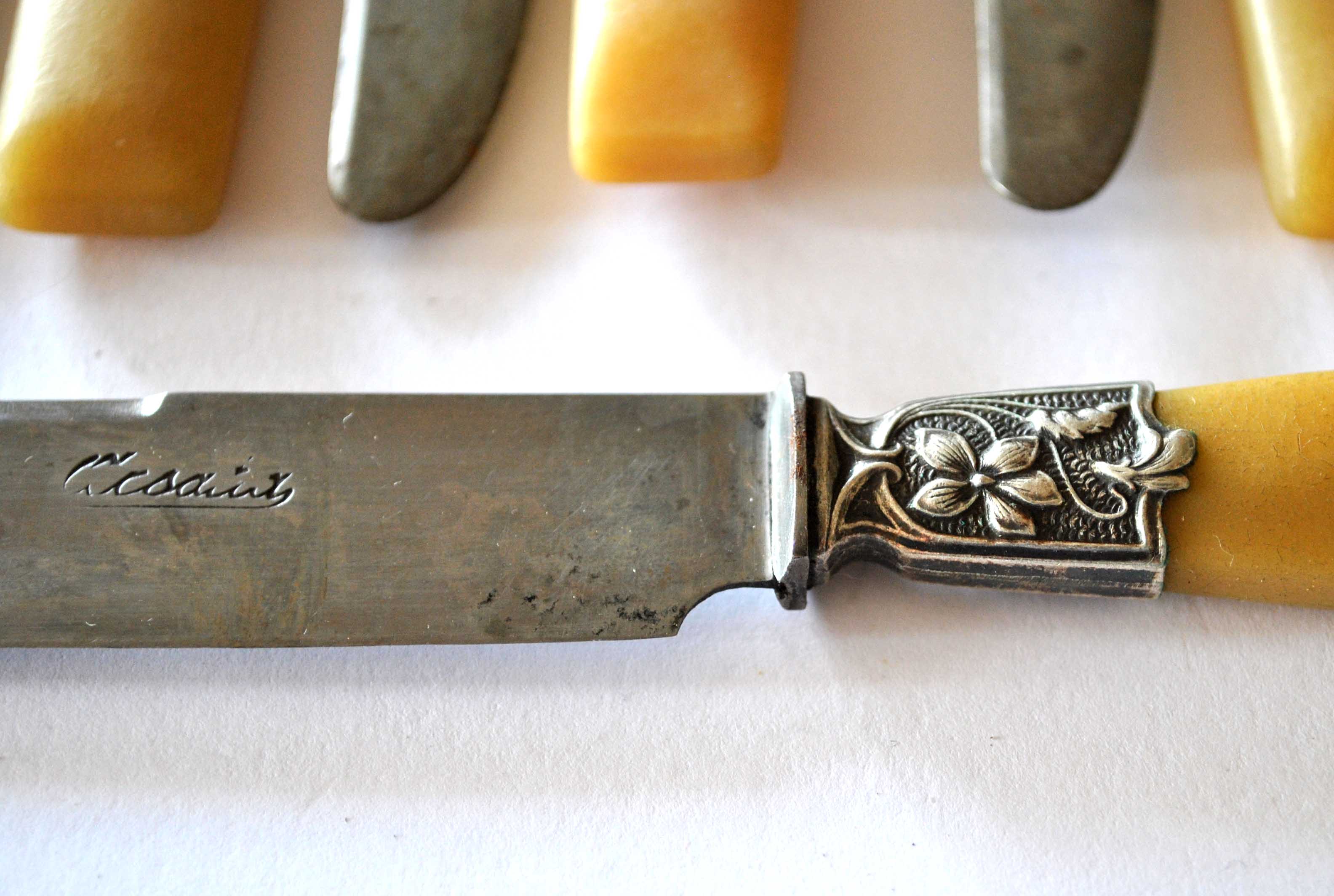 Series of 12 art nouveau knives in steel and beige bakelite 1900-1910