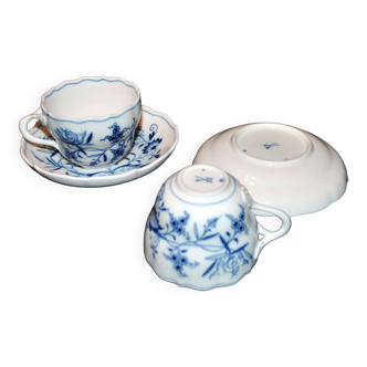 Set of 2 meissen porcelain cups with blue bulb onion decoration signed swords