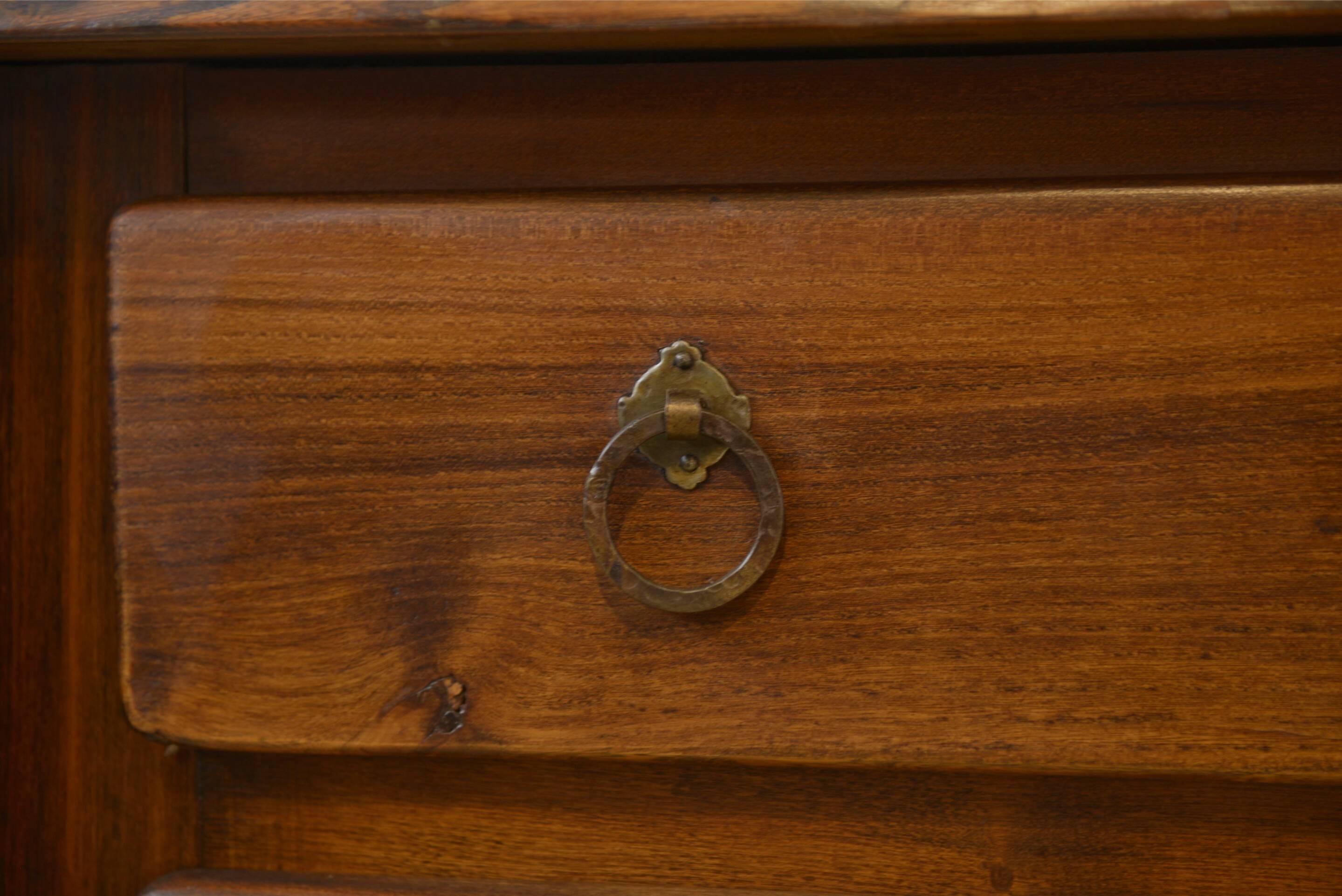 Commode brutaliste 3 tiroirs en orme par Aranjou, 1960