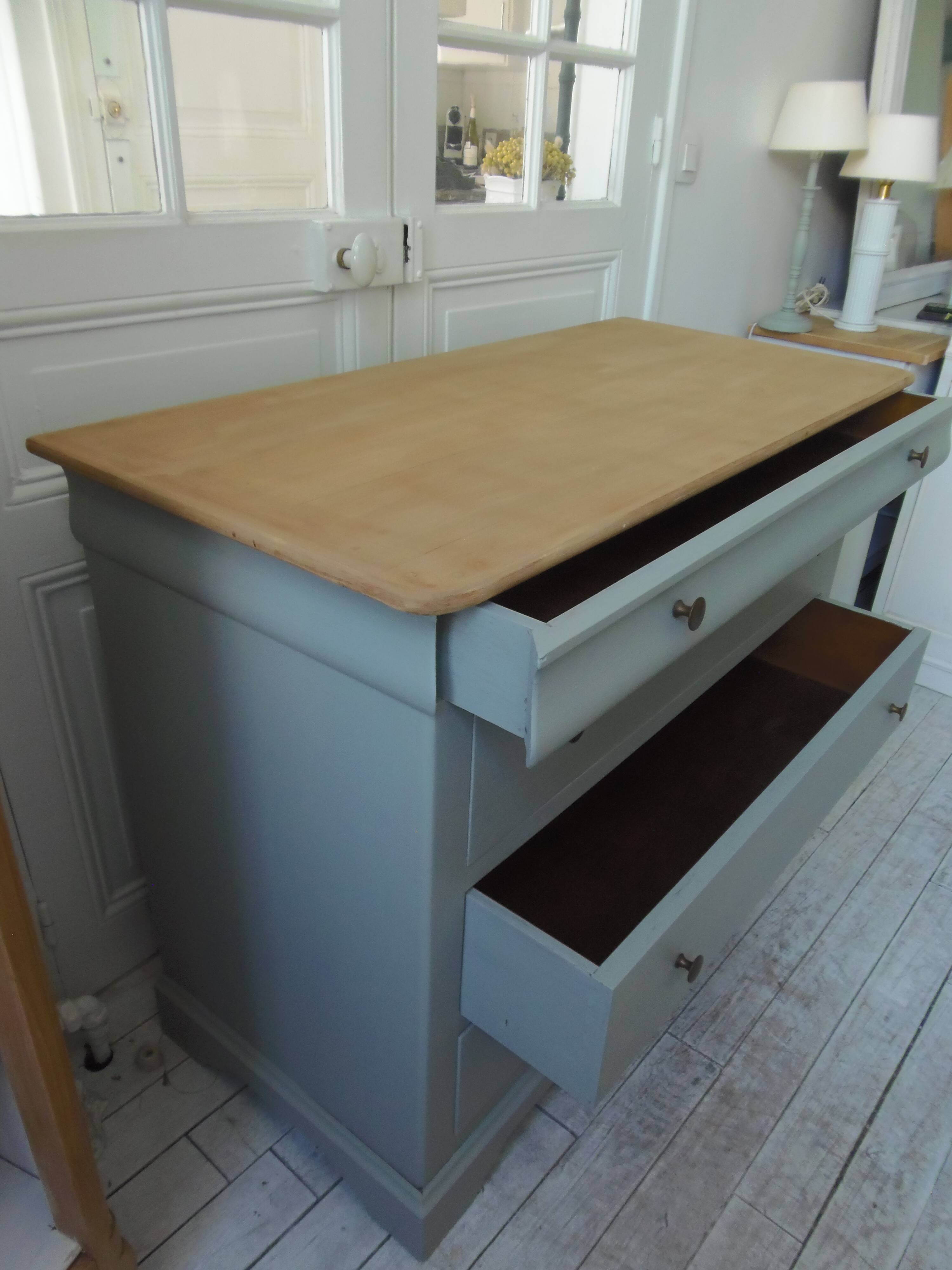 Commode de belle facture style Louis Philippe sublimée en vert de gris