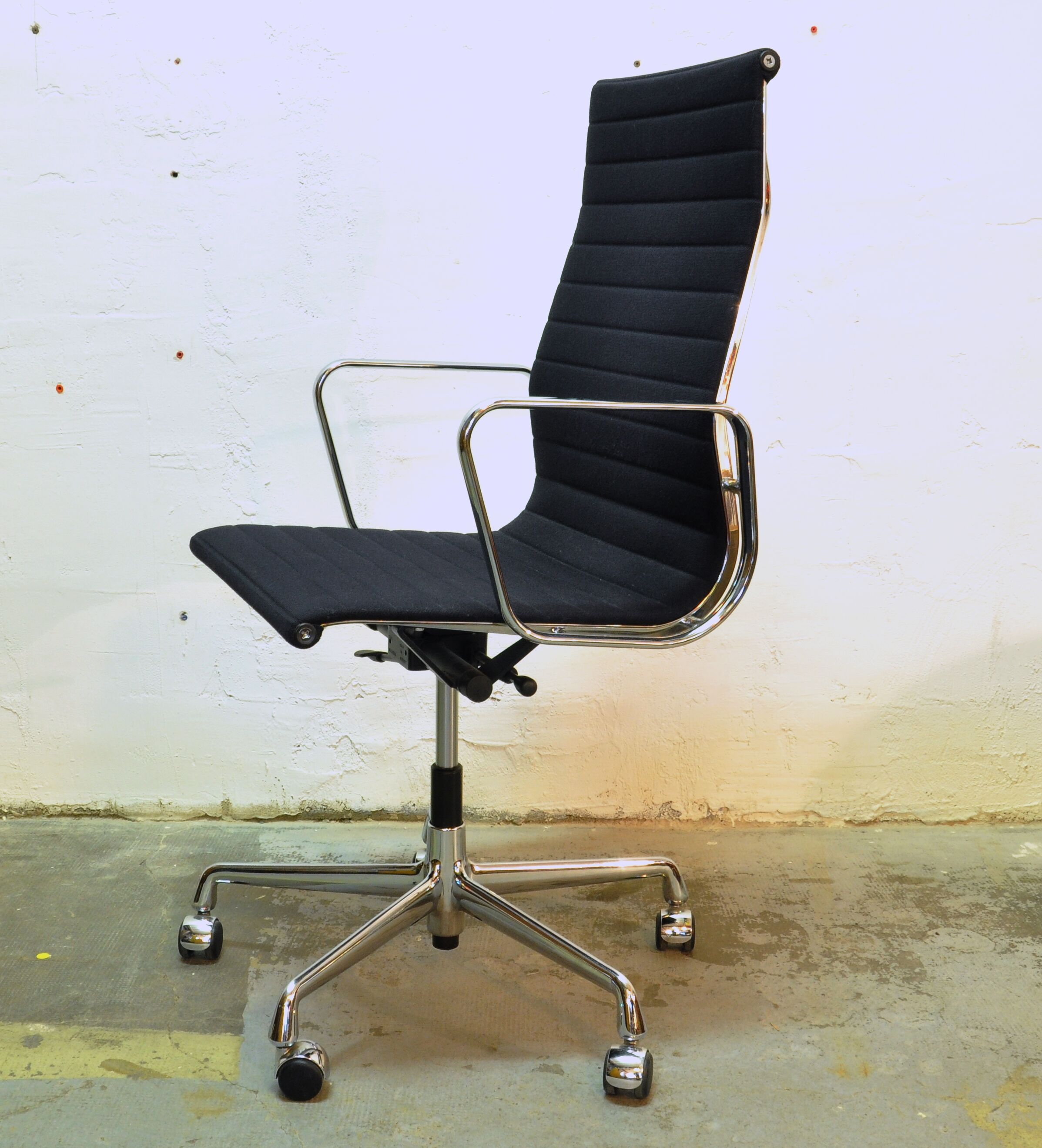 Armchair model EA119 of Charles and Ray Eames, Vitra edition