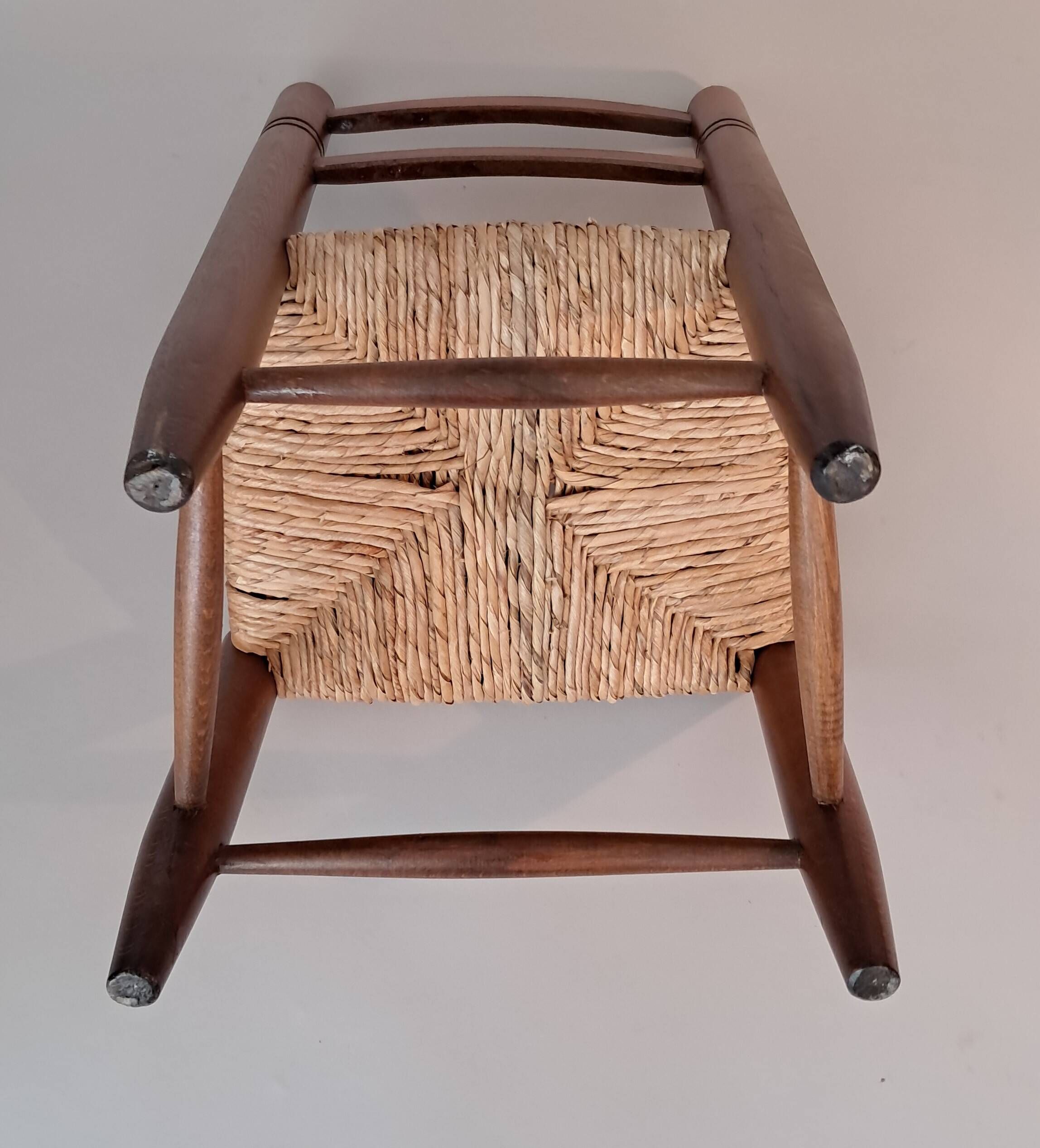 Chaise paillée d'enfant.