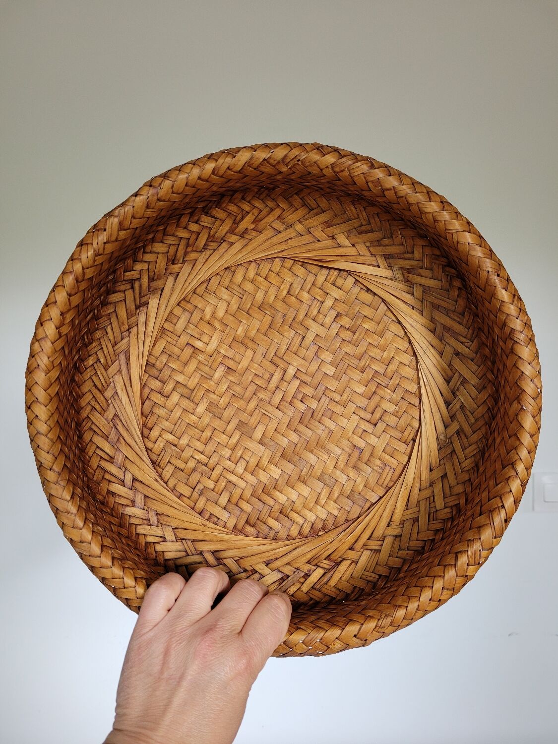 Round rattan basket