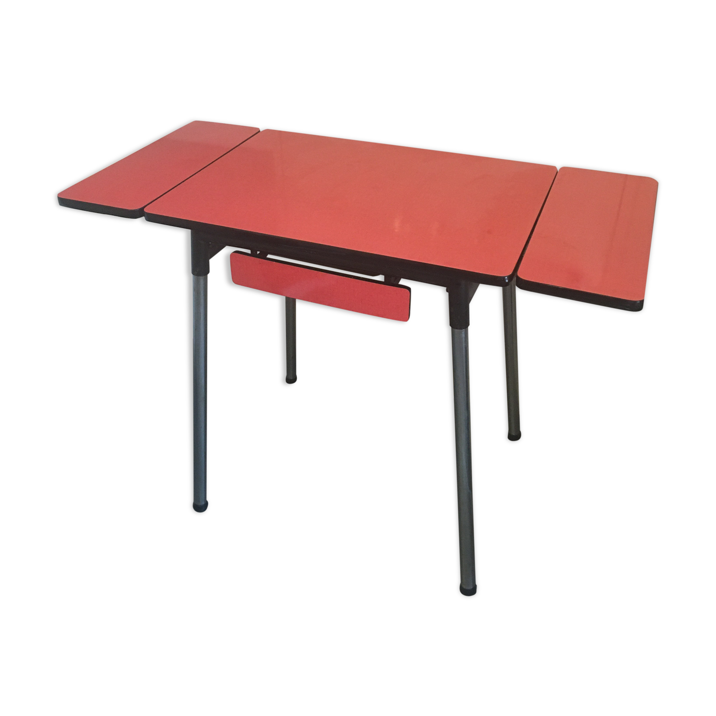 Table in red formica