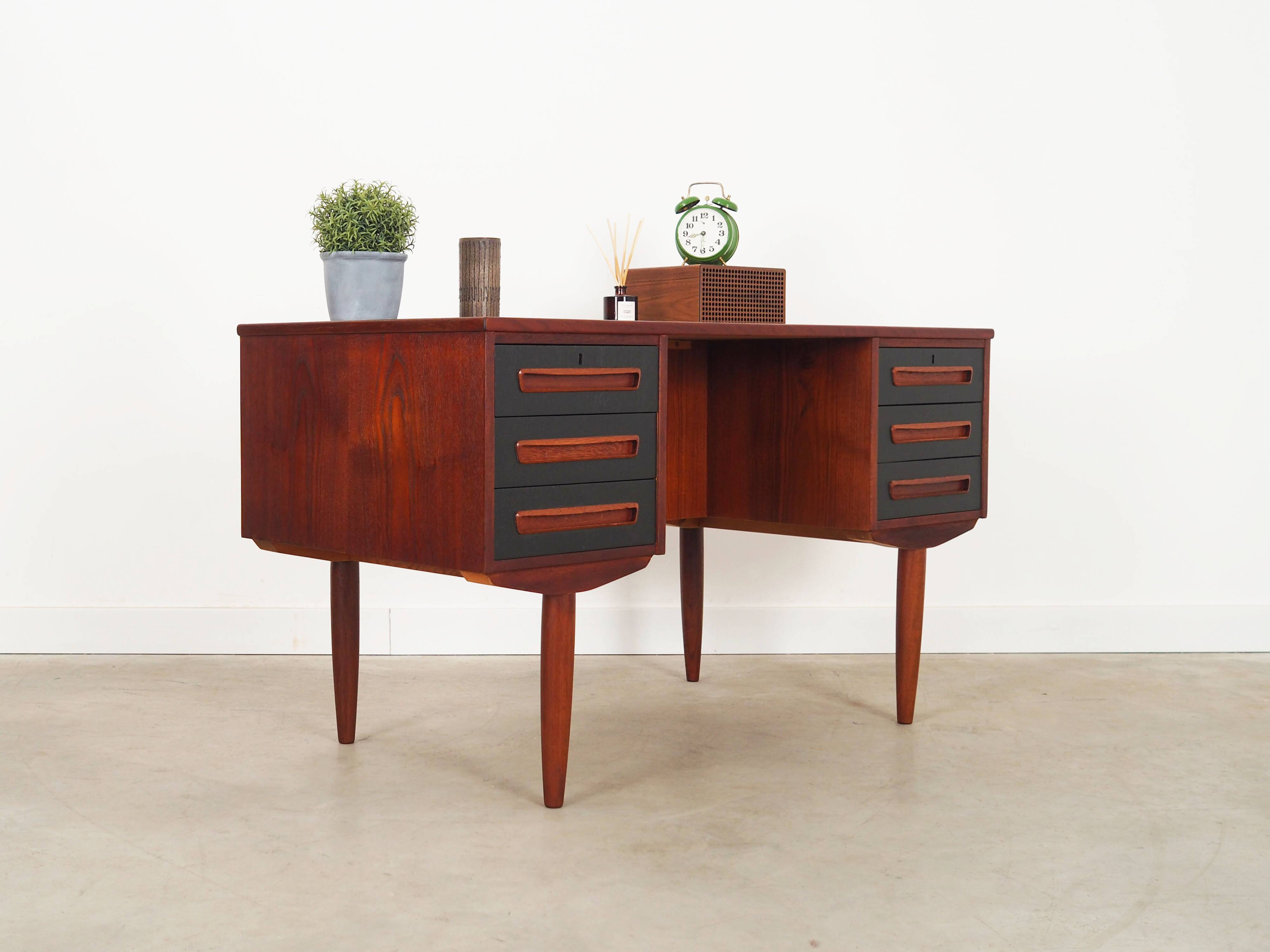 Teak desk, Danish design, 1970s, manufacturer: A.P. Møbler Svenstrup
