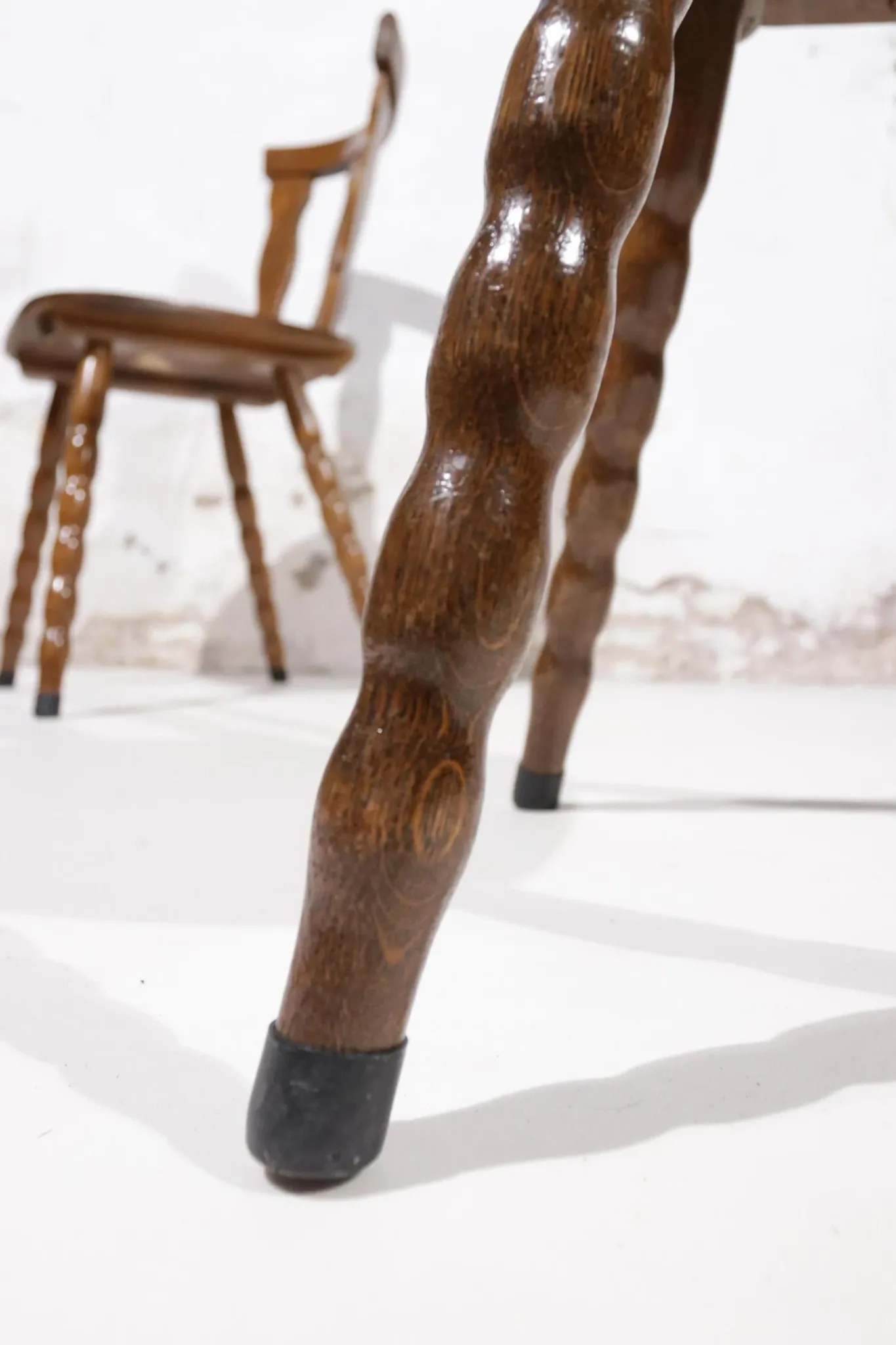 Set of 3 brutalist chairs with arched cut-outs and turned legs