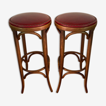 Paire de tabourets de bistrot en bois tourné et assise en skaï rouge XX siècle