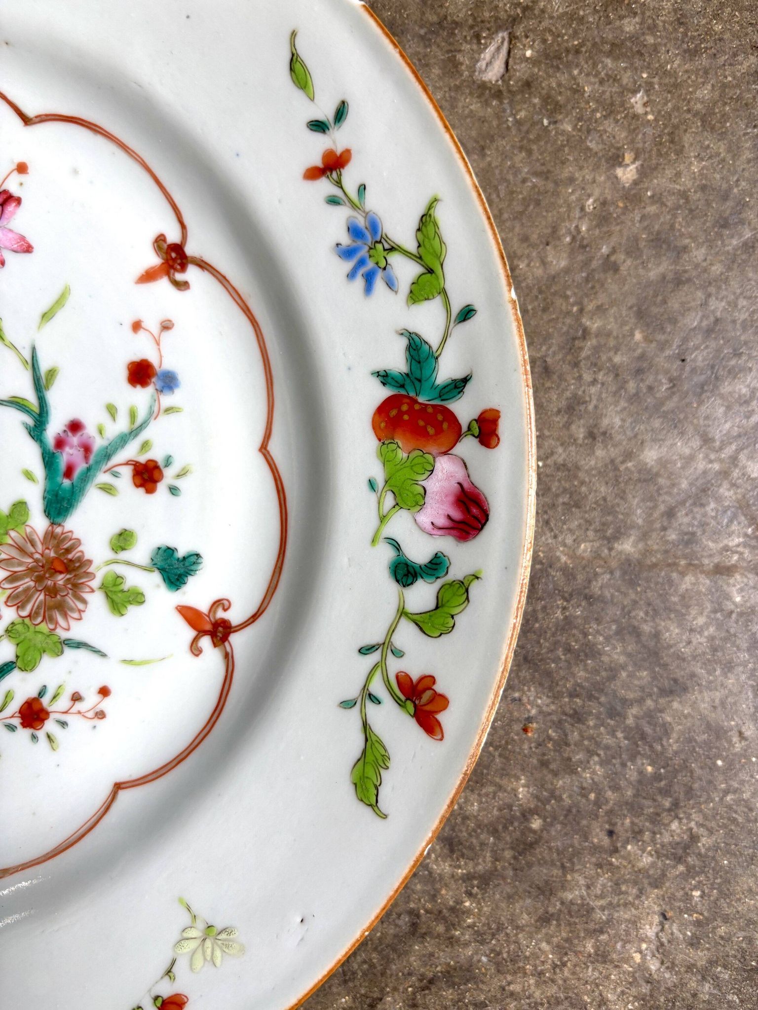 Flat plate from the Compagnie des Indes in hand-painted polychrome porcelain, 18th century.