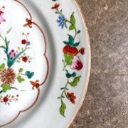 Flat plate from the Compagnie des Indes in hand-painted polychrome porcelain, 18th century.