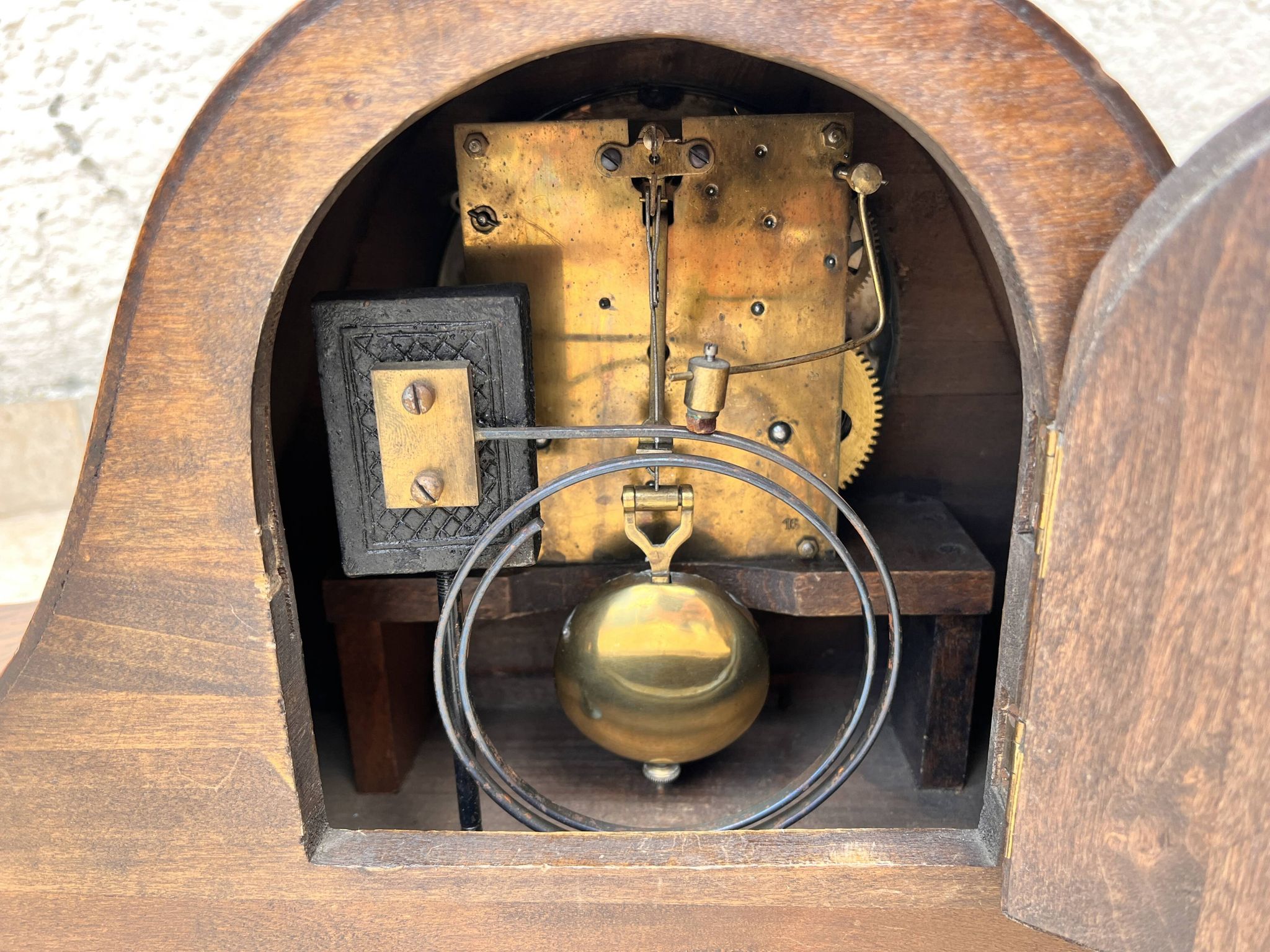 Pendule de cheminée, style art déco, chapeau de Napoléon, Allemagne, années 1930.