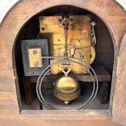 Pendule de cheminée, style art déco, chapeau de Napoléon, Allemagne, années 1930.