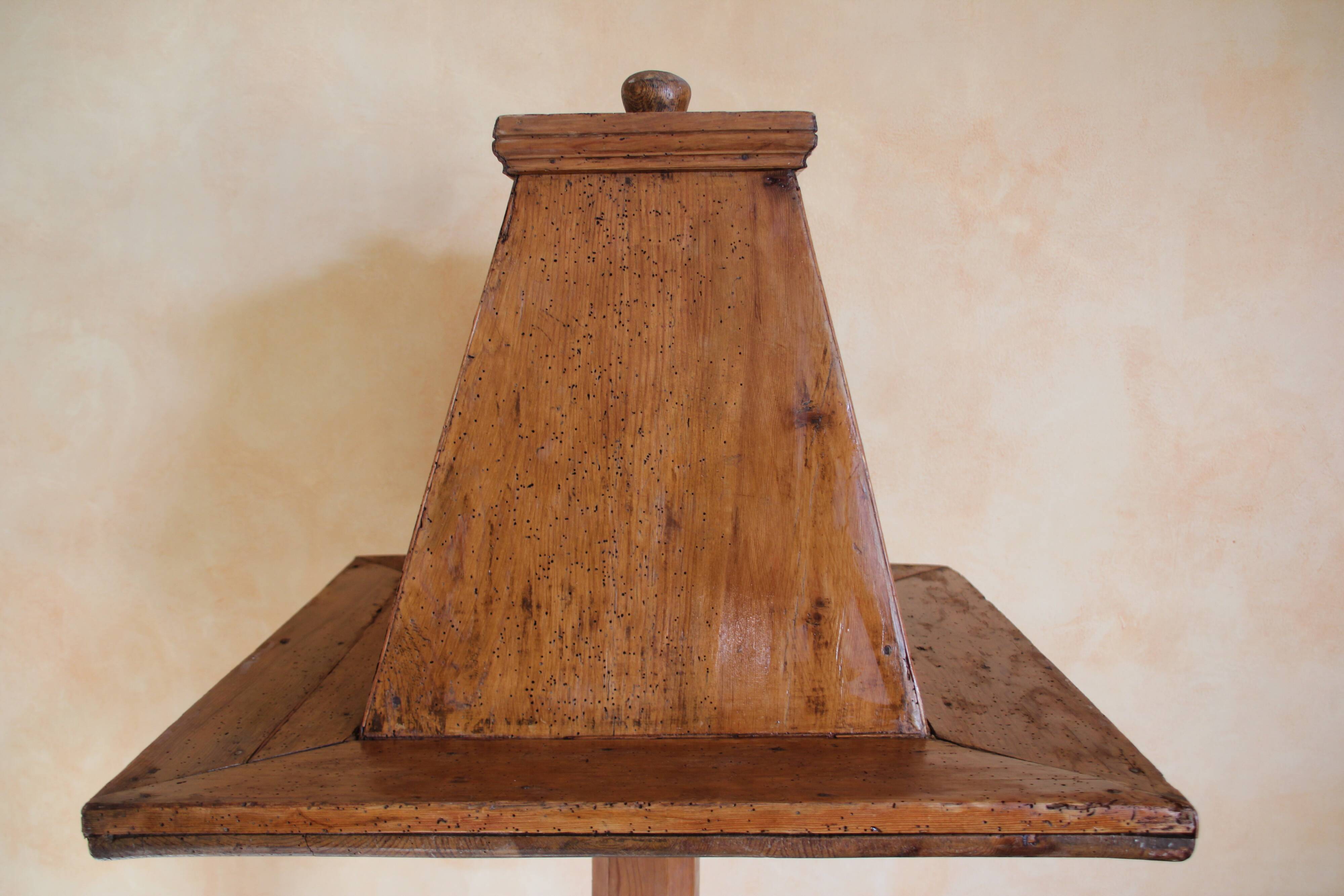 Light wood lectern unit on foot, 4 sides. Eighteenth century