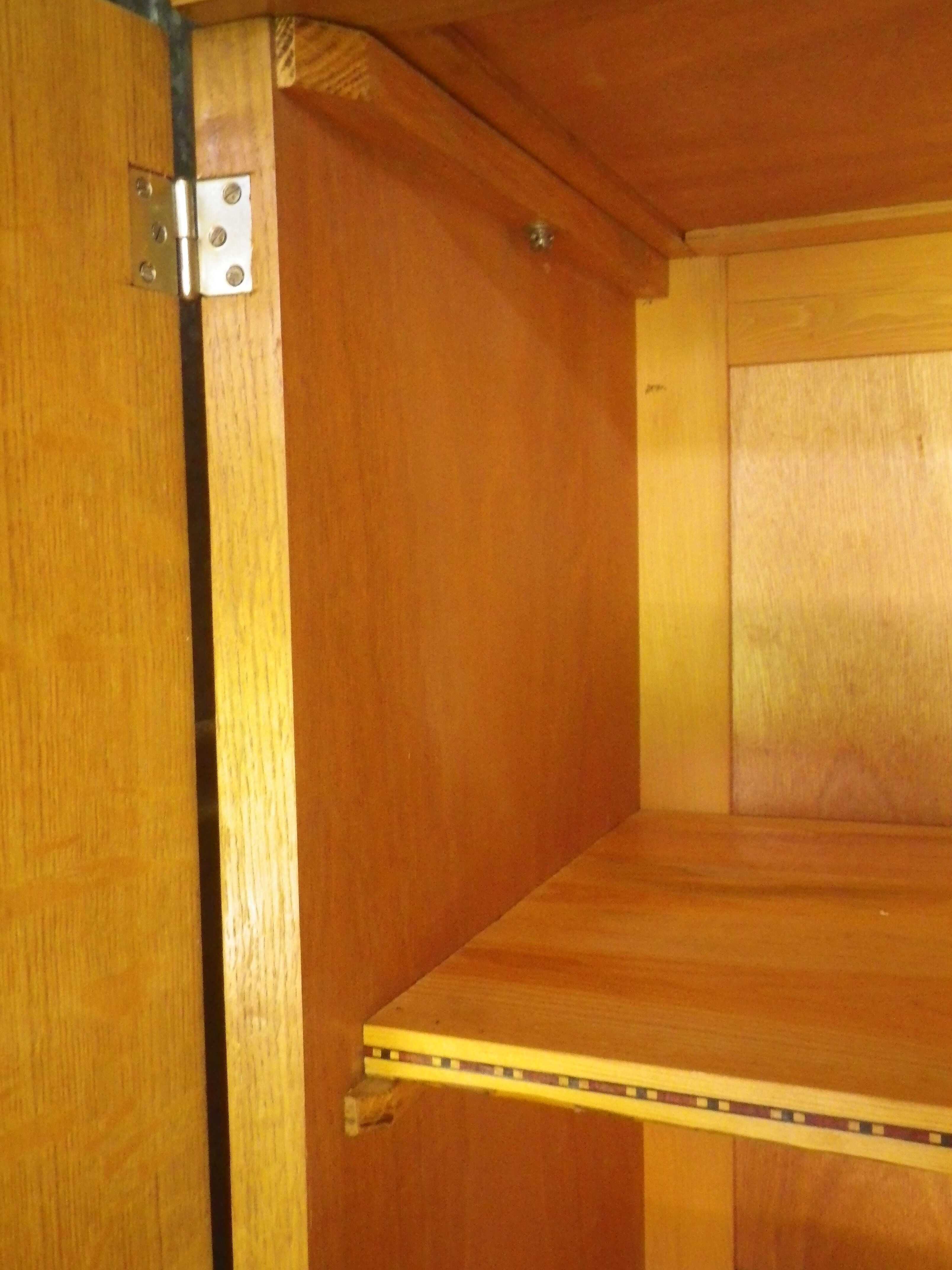 Vintage wardrobe (year 60) compass feet