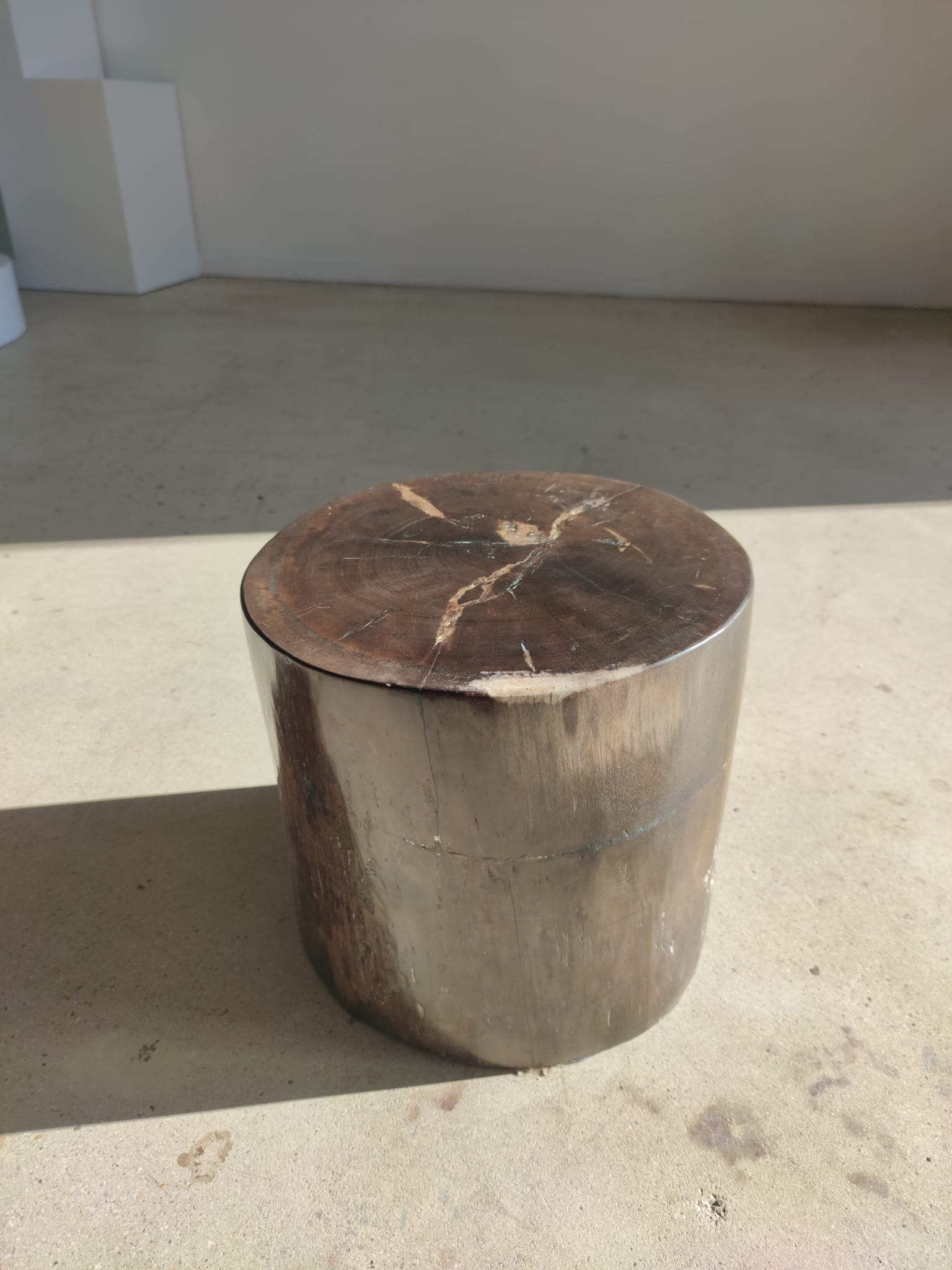 Table d'appoint en bois pétrifié couleur marron glacé - H:34cm D:35cm