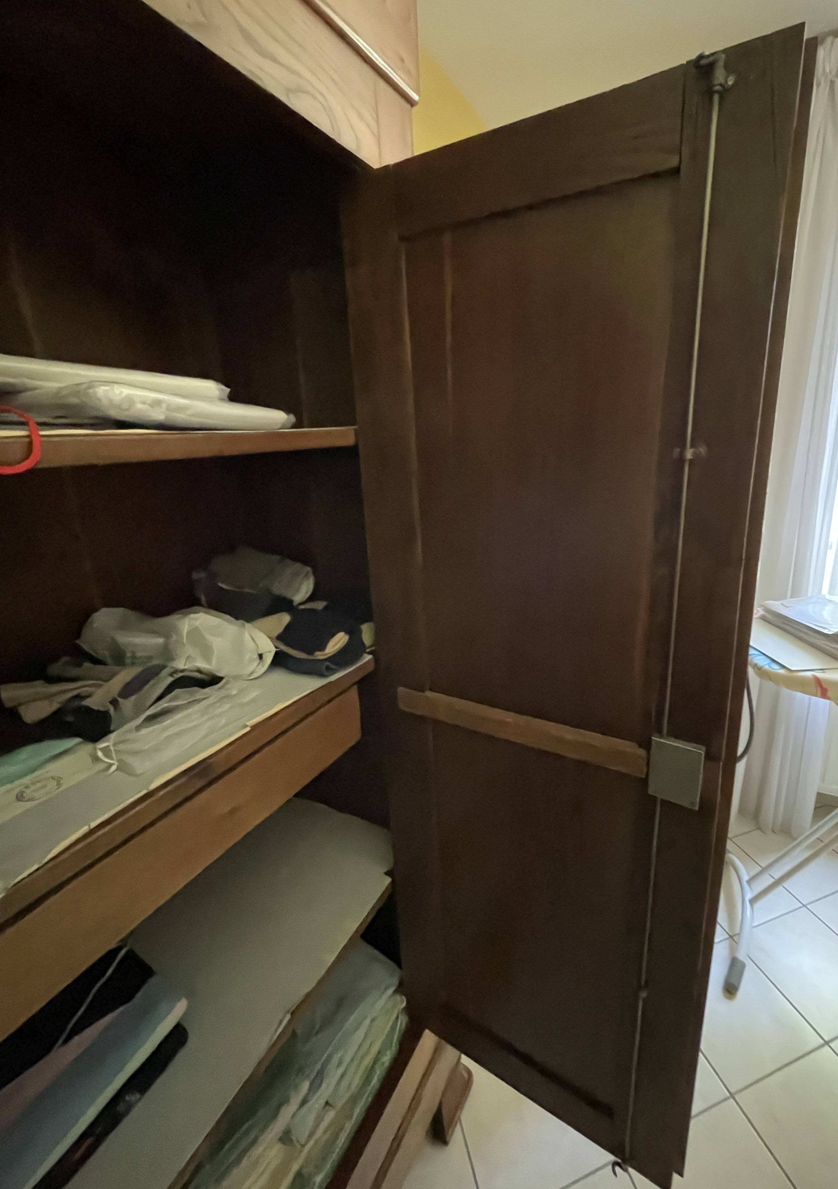 Armoire ancienne bretonne en bois massif