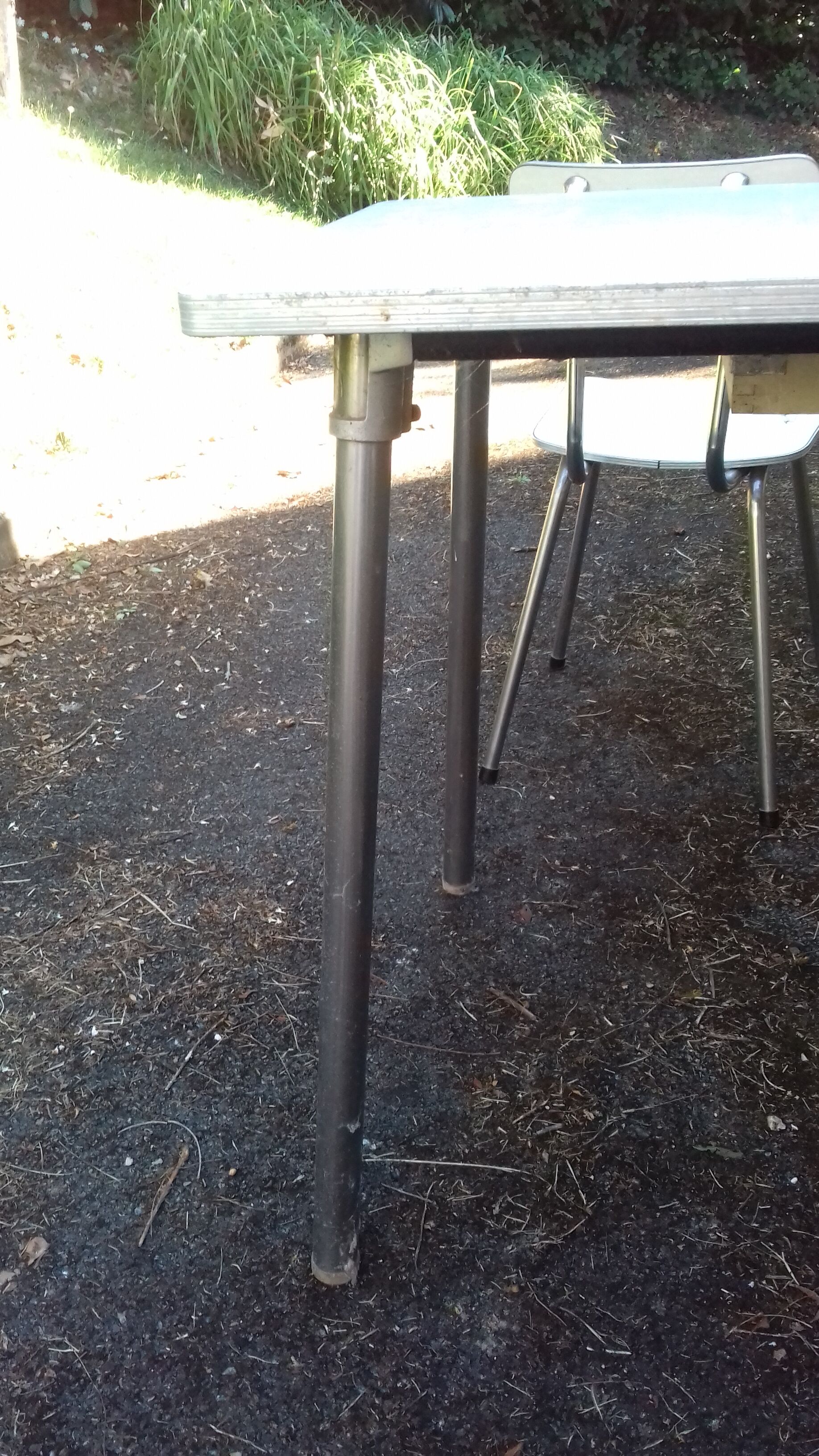 Table, chairs and stools formica
