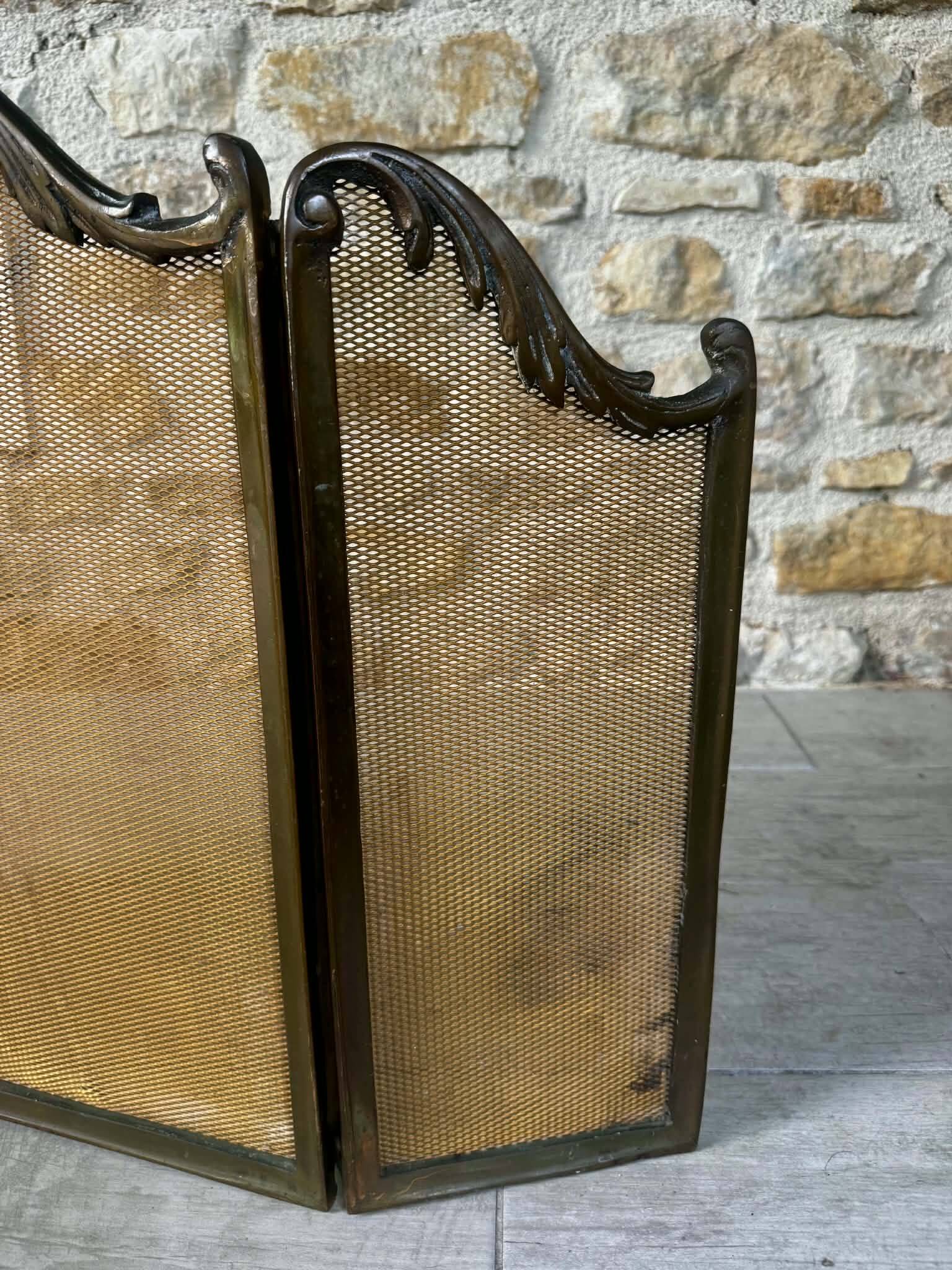 Fireplace screen in brass, Louis XV style.