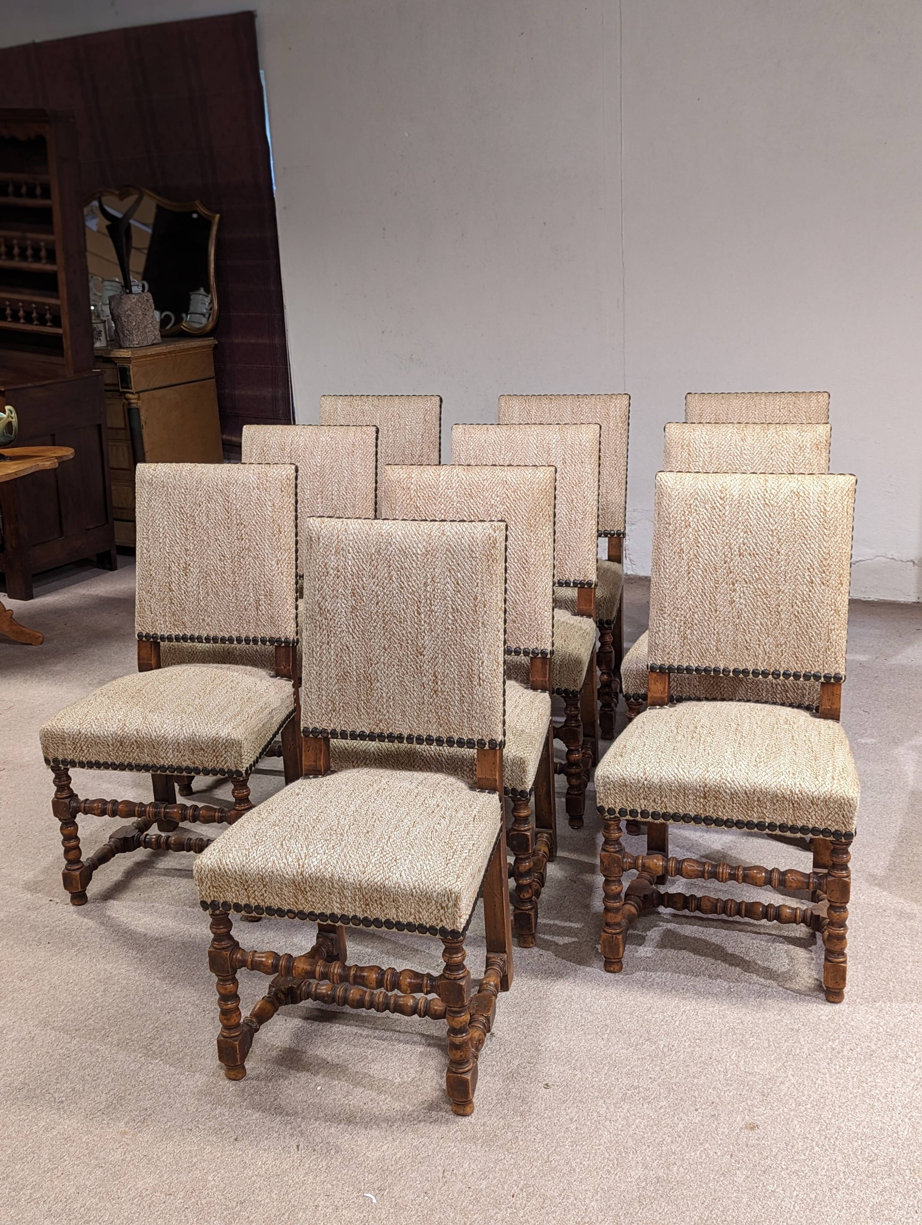 Ensemble de 10 chaises de style louis XIII