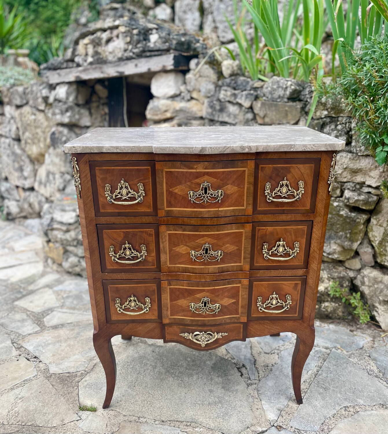 Petite commode en Marqueterie à Ressaut central Époque XIX eme siècle